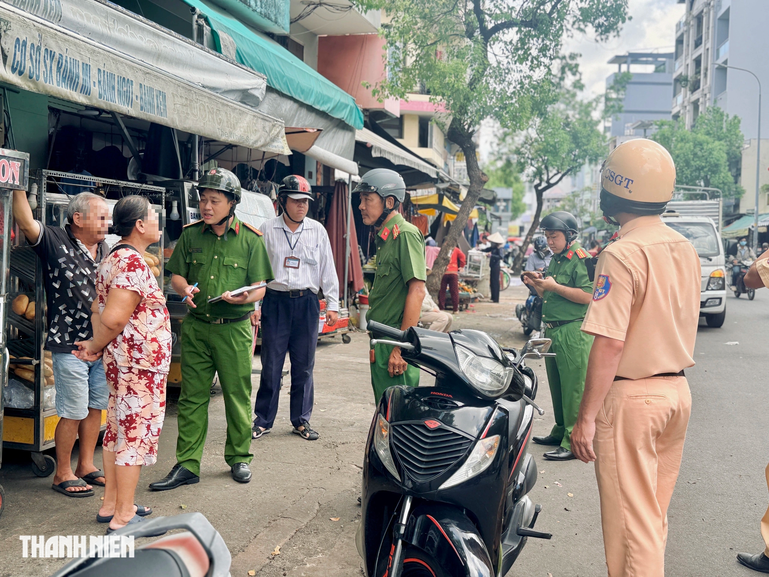 TP.HCM xử l&yacute; lấn chiếm vỉa h&egrave;: 'M&igrave;nh dọn, người kh&aacute;c b&agrave;y th&igrave; sao b&aacute;n?'  - Ảnh 4.