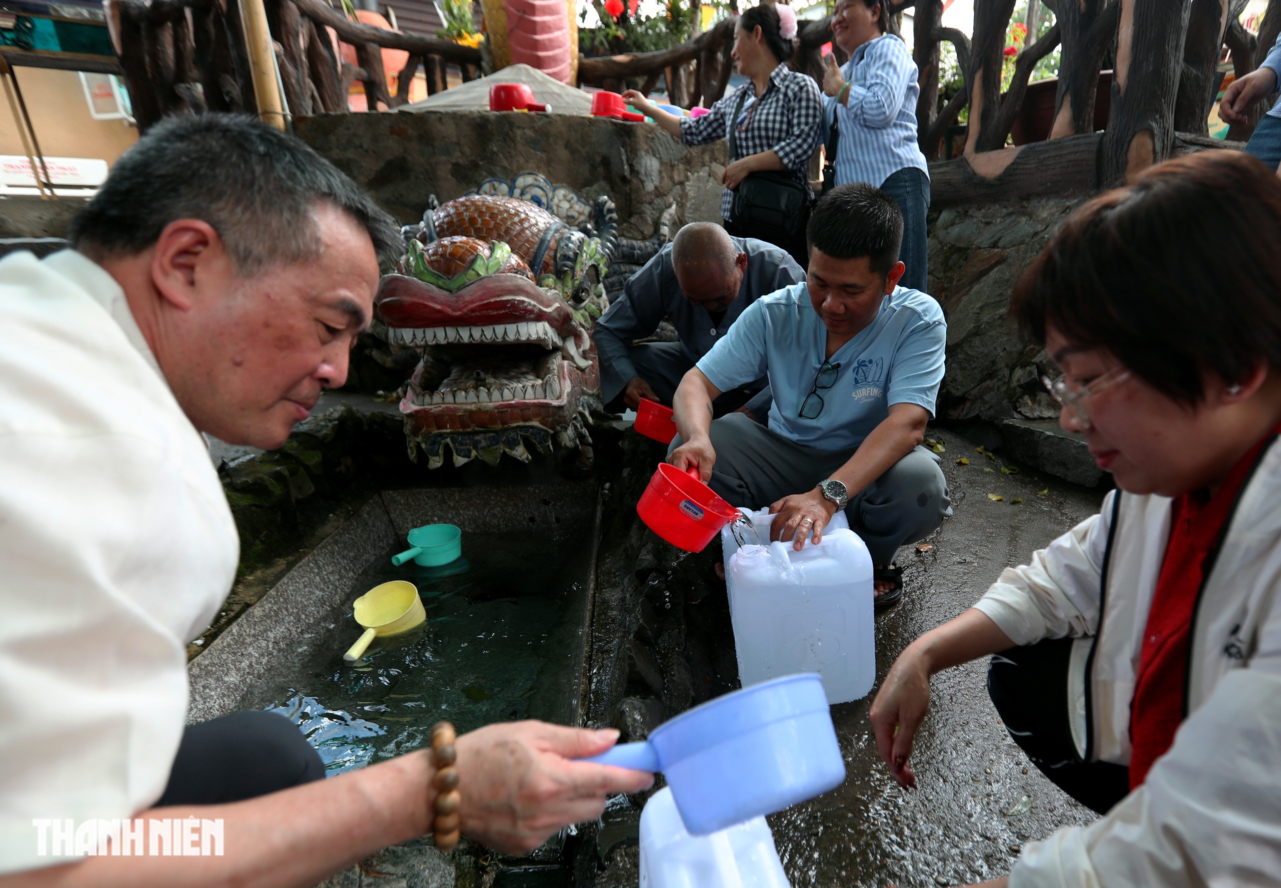 Nhộn nhịp người lấy 'lộc nước' từ mạch nước ngầm trăm năm ở TP.HCM- Ảnh 3.