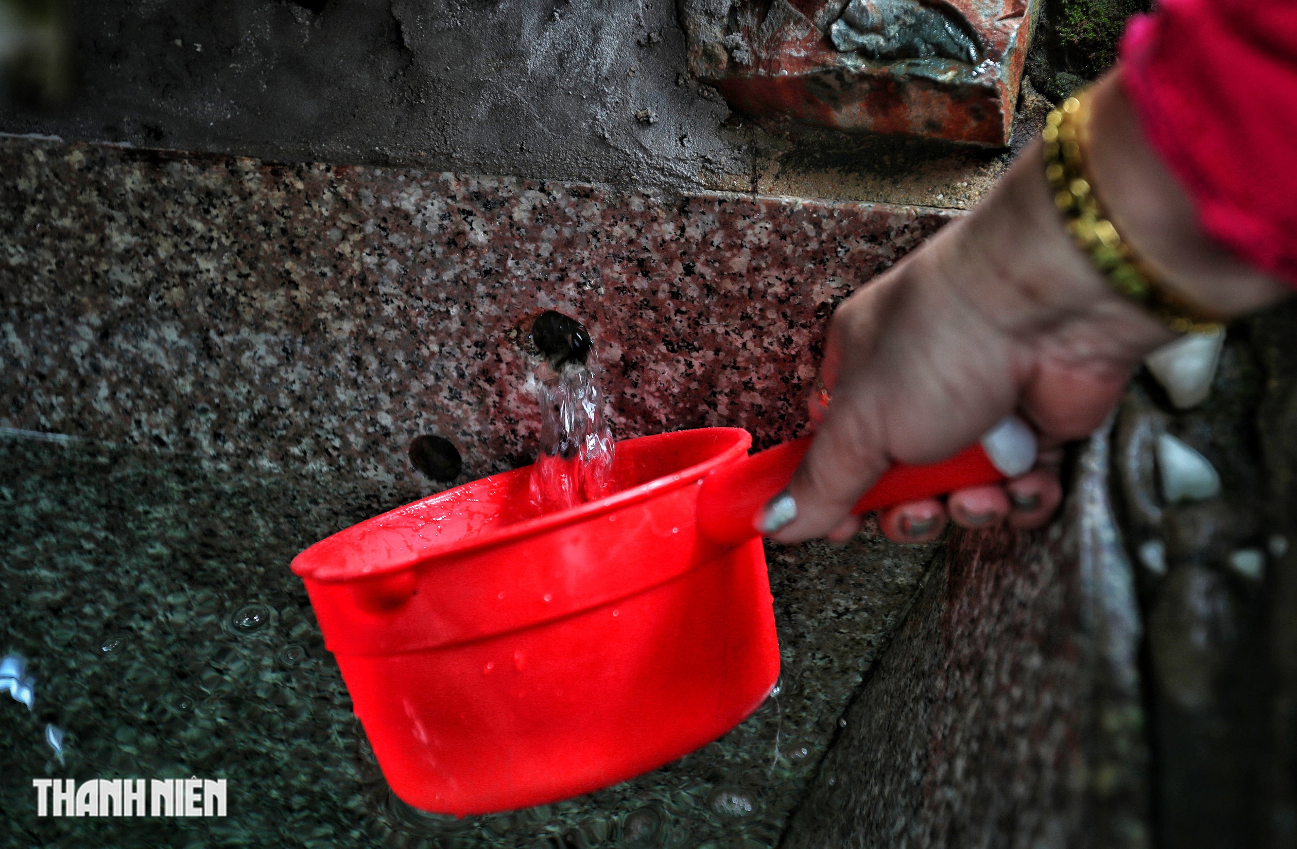Nhộn nhịp người lấy 'lộc nước' từ mạch nước ngầm trăm năm ở TP.HCM- Ảnh 4.