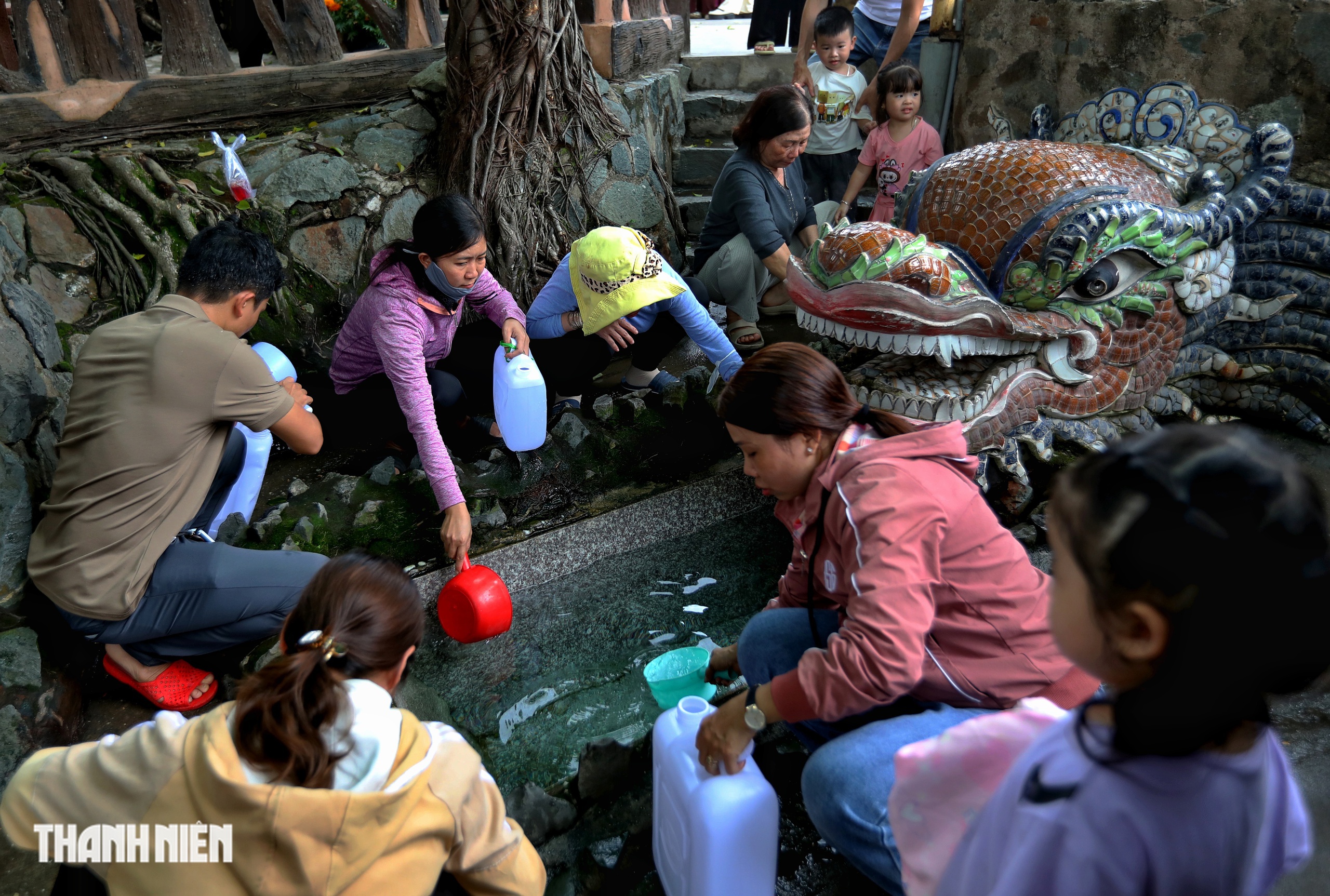 Nhộn nhịp người lấy 'lộc nước' từ mạch nước ngầm trăm năm ở TP.HCM- Ảnh 5.