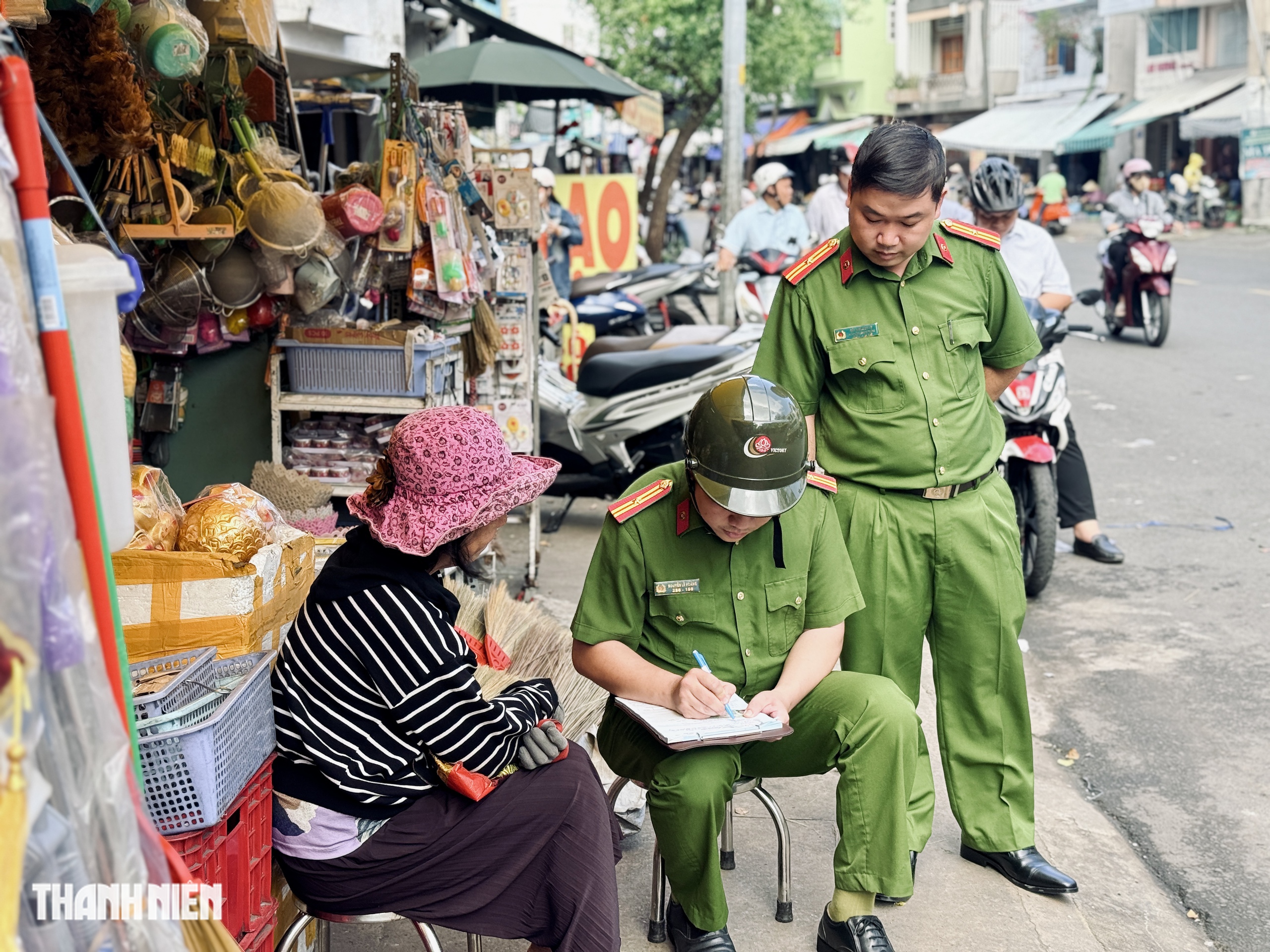 TP.HCM xử l&yacute; lấn chiếm vỉa h&egrave;: 'M&igrave;nh dọn, người kh&aacute;c b&agrave;y th&igrave; sao b&aacute;n?'  - Ảnh 3.