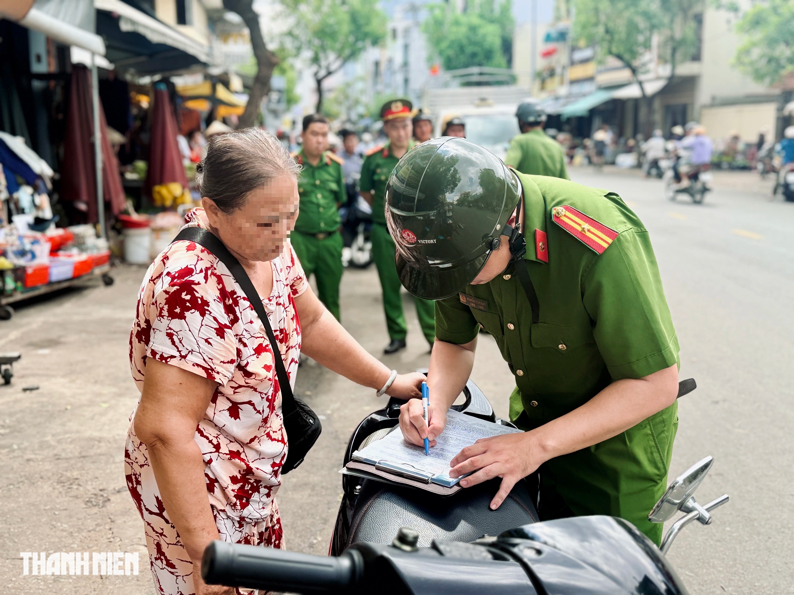 TP.HCM xử l&yacute; lấn chiếm vỉa h&egrave;: 'M&igrave;nh dọn, người kh&aacute;c b&agrave;y th&igrave; sao b&aacute;n?'  - Ảnh 7.
