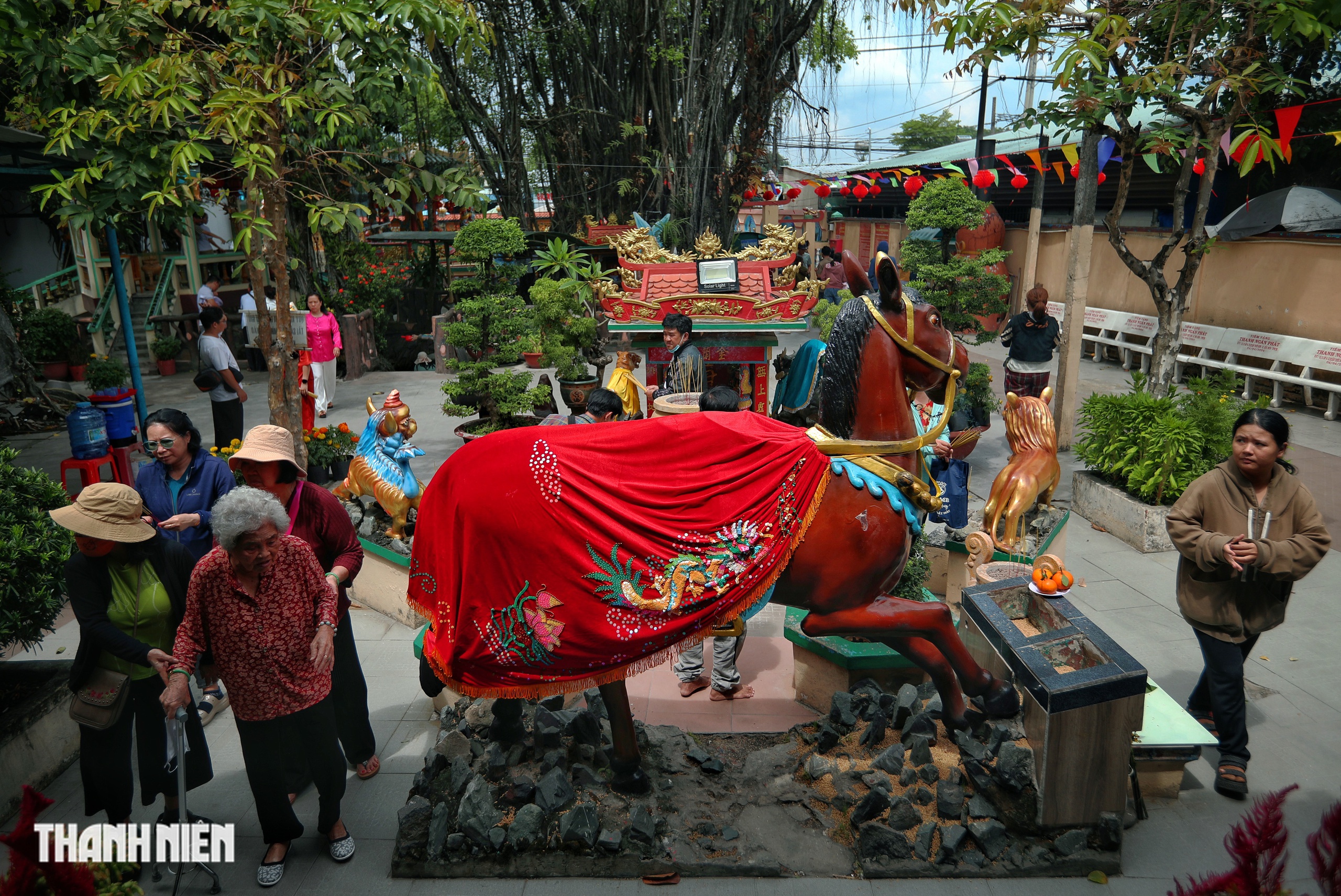 Nhộn nhịp người lấy 'lộc nước' từ mạch nước ngầm trăm năm ở TP.HCM- Ảnh 9.