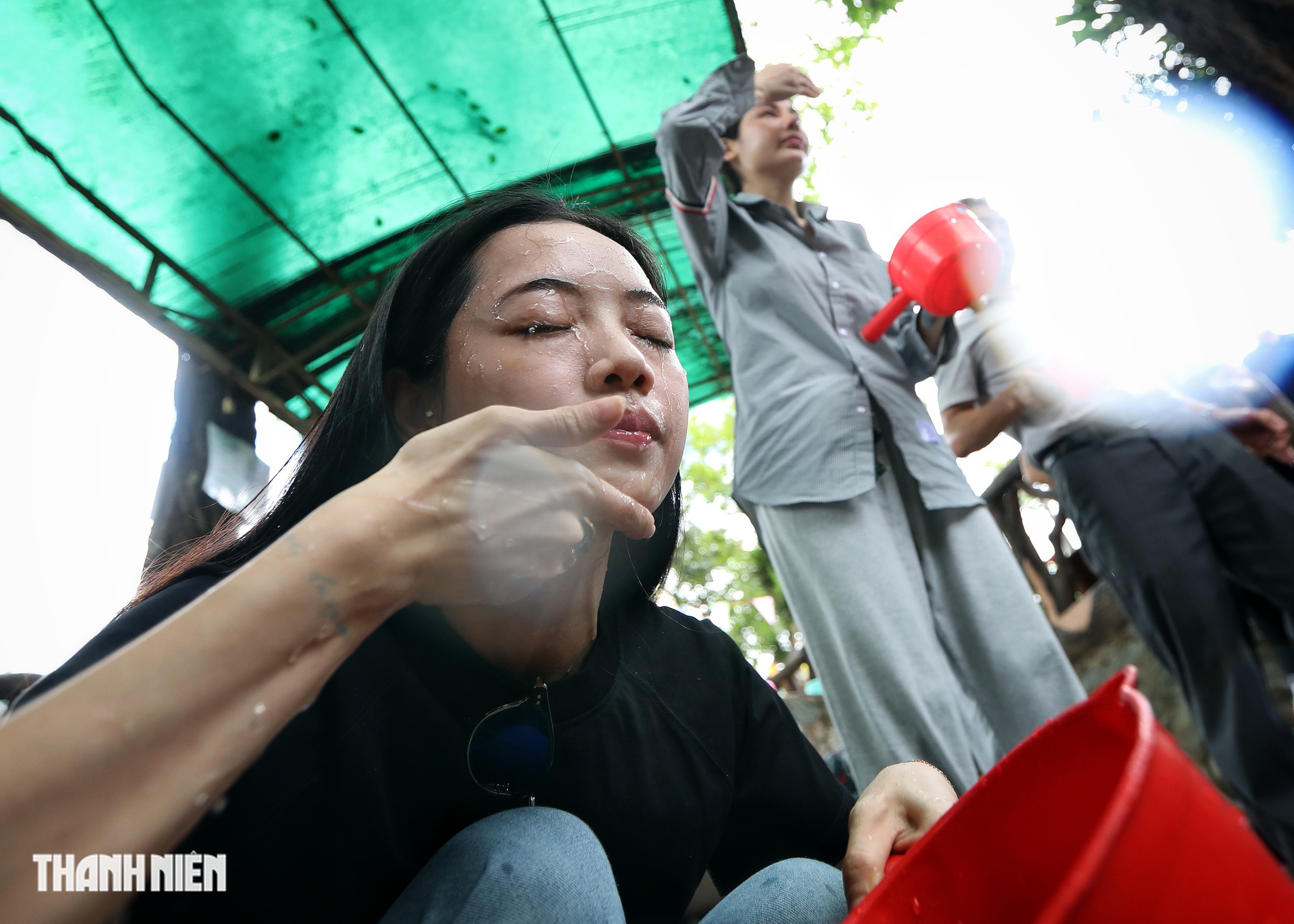 Nhộn nhịp người lấy 'lộc nước' từ mạch nước ngầm trăm năm ở TP.HCM- Ảnh 8.