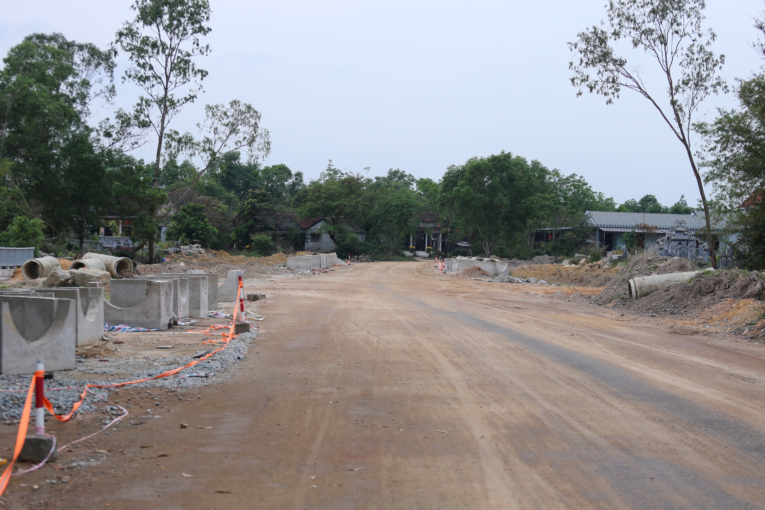 Ì ạch dự án đường nghìn tỉ nối sân bay Phú Bài với trung tâm TP.Huế- Ảnh 7. Ì ạch dự án đường nghìn tỉ nối sân bay Phú Bài với trung tâm TP.Huế- Ảnh 7.