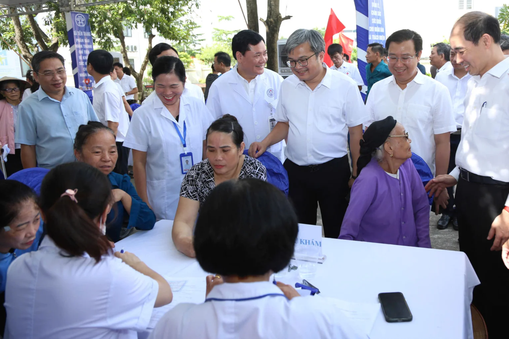Hà Nội sẽ khám sức khỏe định kỳ miễn phí mỗi năm 1 lần cho người dân - Ảnh 2.