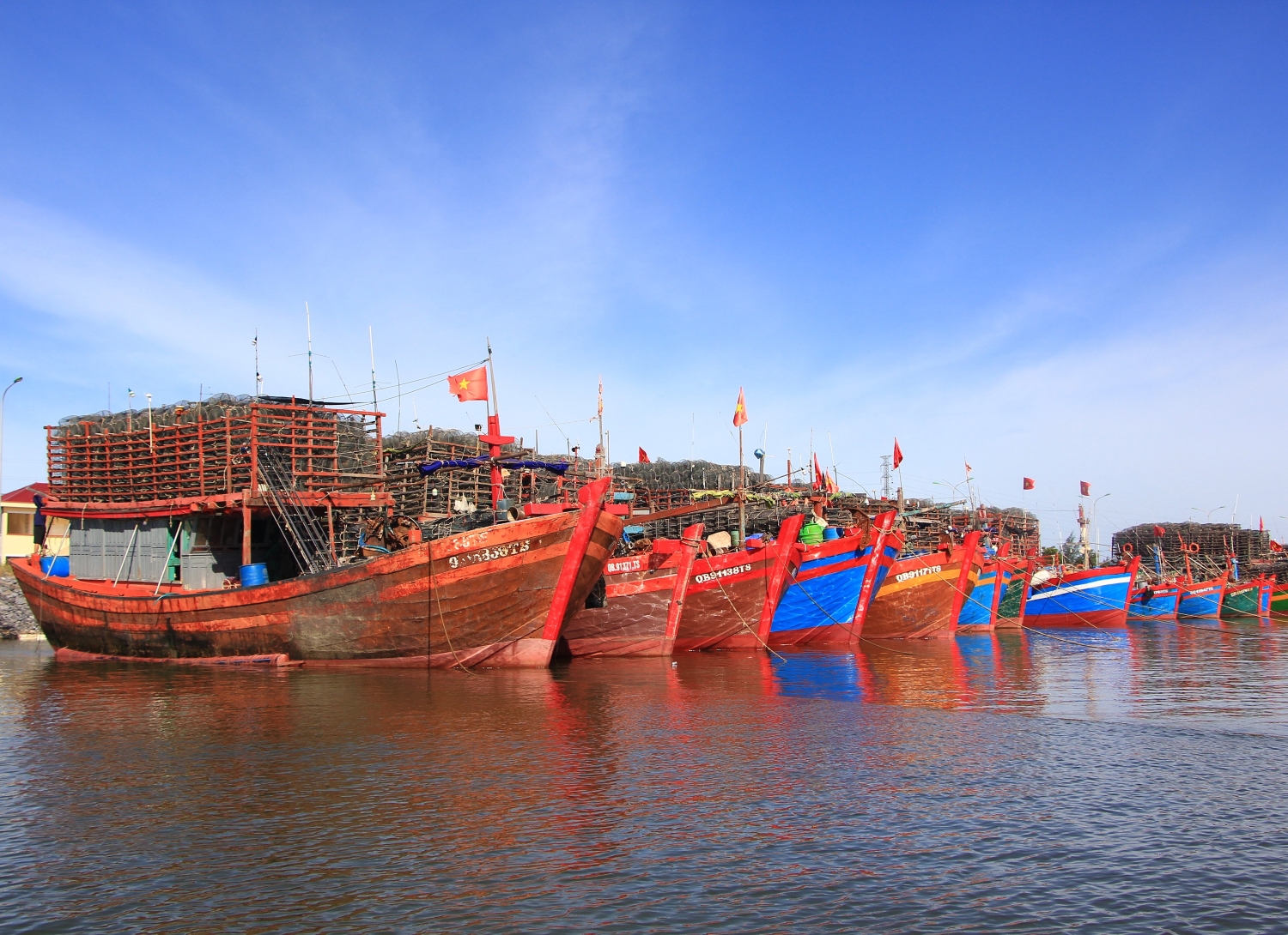 Nỗ lực để tàu cá ở Quảng Trị đủ điều kiện ra biển- Ảnh 1. Nỗ lực để tàu cá ở Quảng Trị đủ điều kiện ra biển- Ảnh 1.