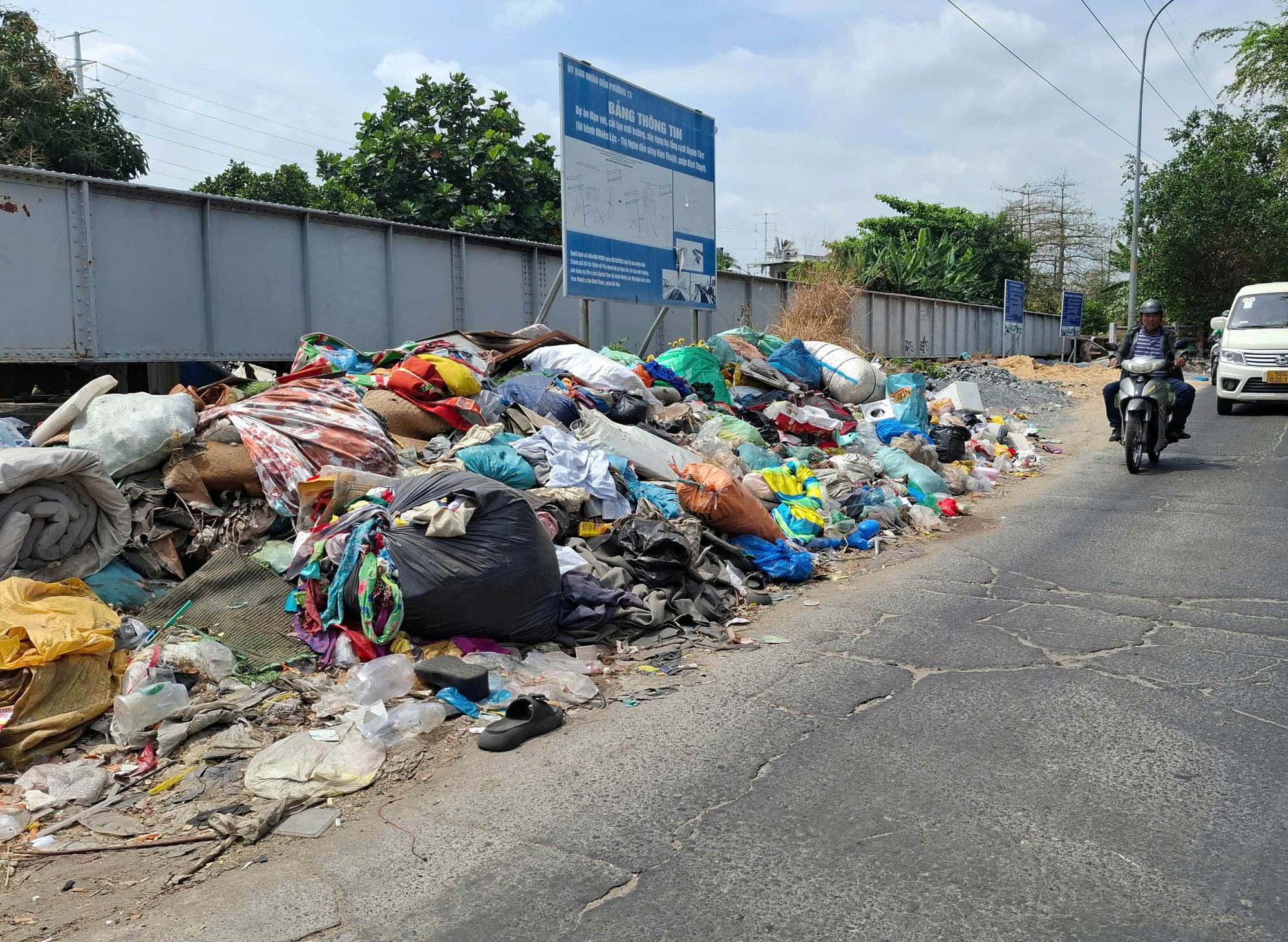 Những bãi rác bên đường gây ô nhiễm- Ảnh 1. Những bãi rác bên đường gây ô nhiễm- Ảnh 1.