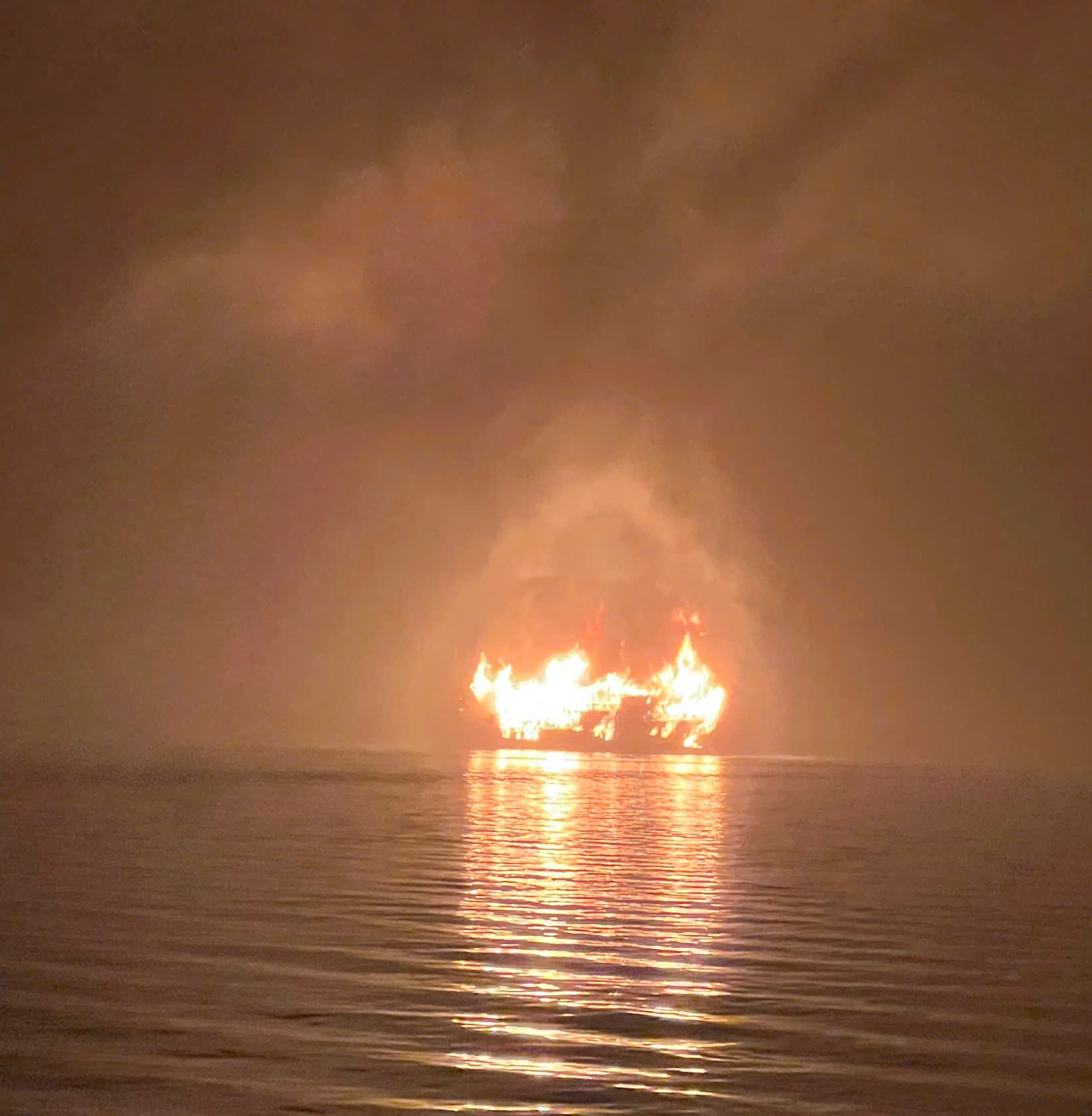 Tàu du lịch cháy ngùn ngụt trên vịnh Hạ Long- Ảnh 2. Tàu du lịch cháy ngùn ngụt trên vịnh Hạ Long- Ảnh 2.