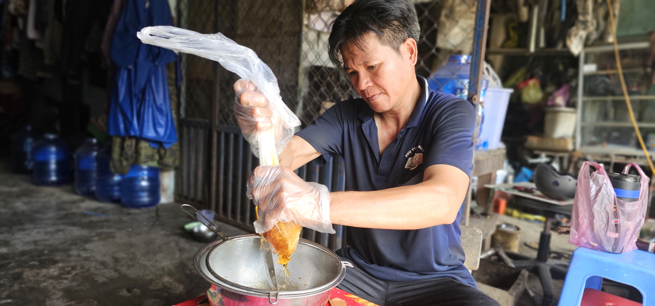 Gian nan và tình người trong nghề bắt ong mật rừng ở Tây Ninh - Ảnh 10.