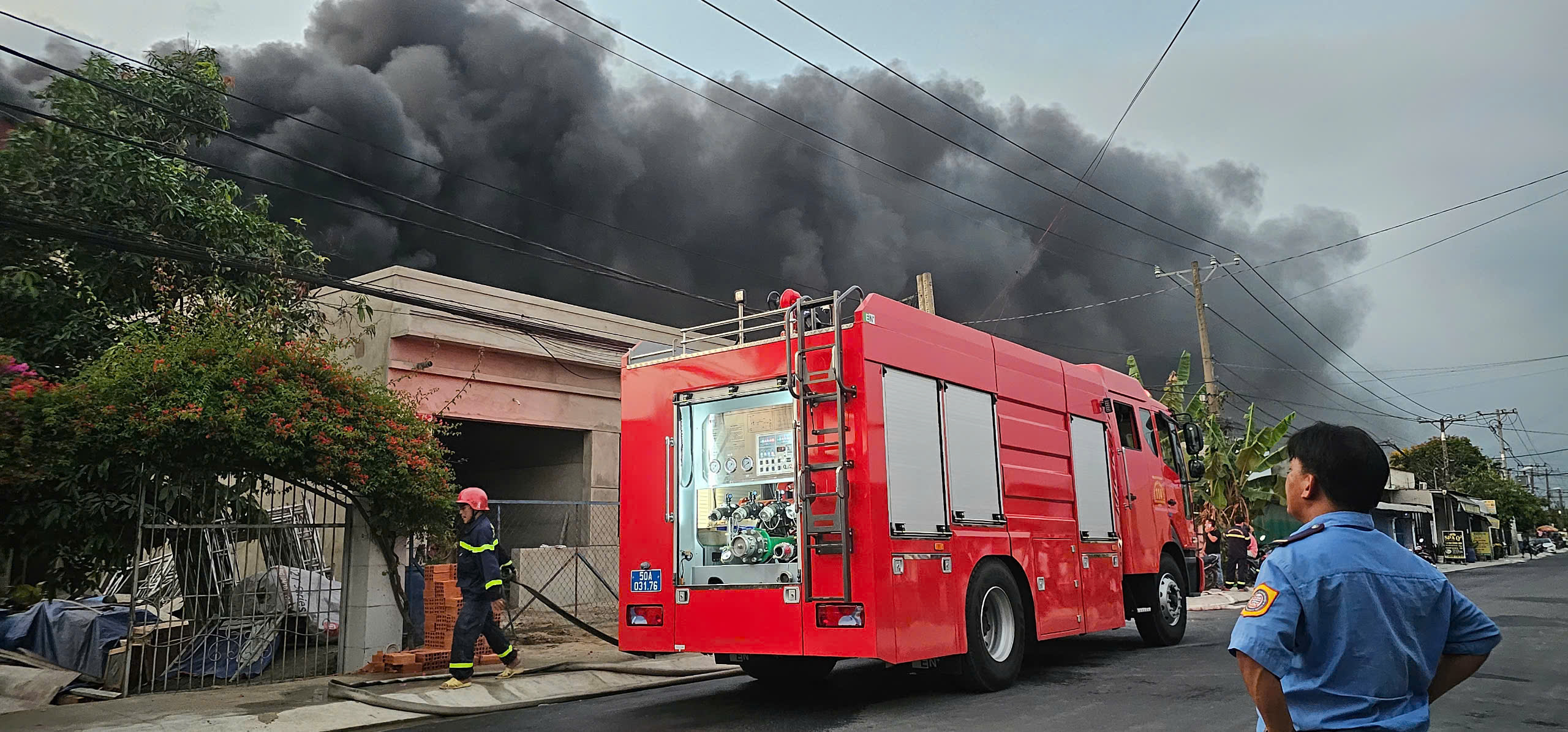 TP.HCM: Nỗ lực dập tắt vụ cháy kho nệm tại xã Củ Chi- Ảnh 3.