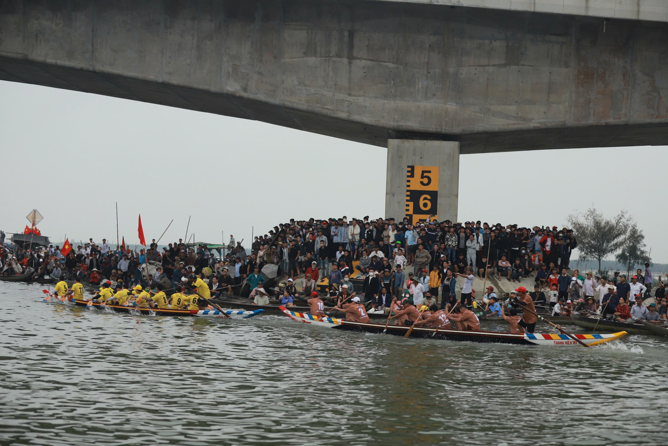 Lật thuyền trước giờ khai mạc giải đua ghe trên phá Tam Giang, 2 người mẹ con tử vong- Ảnh 1.