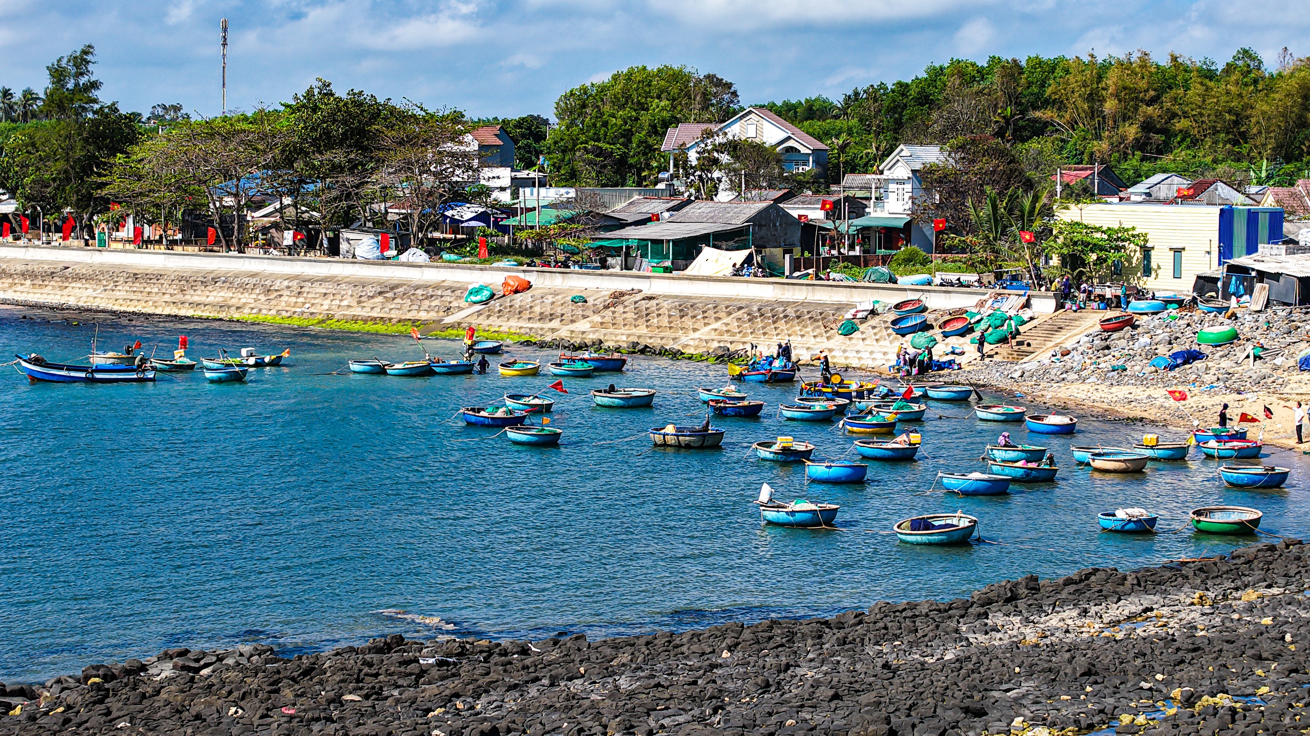 Ruốc biển Quảng Ngãi nhuộm hồng mặt biển , ngư dân thu tiền triệu mỗi ngày - Ảnh 11. Ruốc biển Quảng Ngãi nhuộm hồng mặt biển , ngư dân thu tiền triệu mỗi ngày - Ảnh 11.