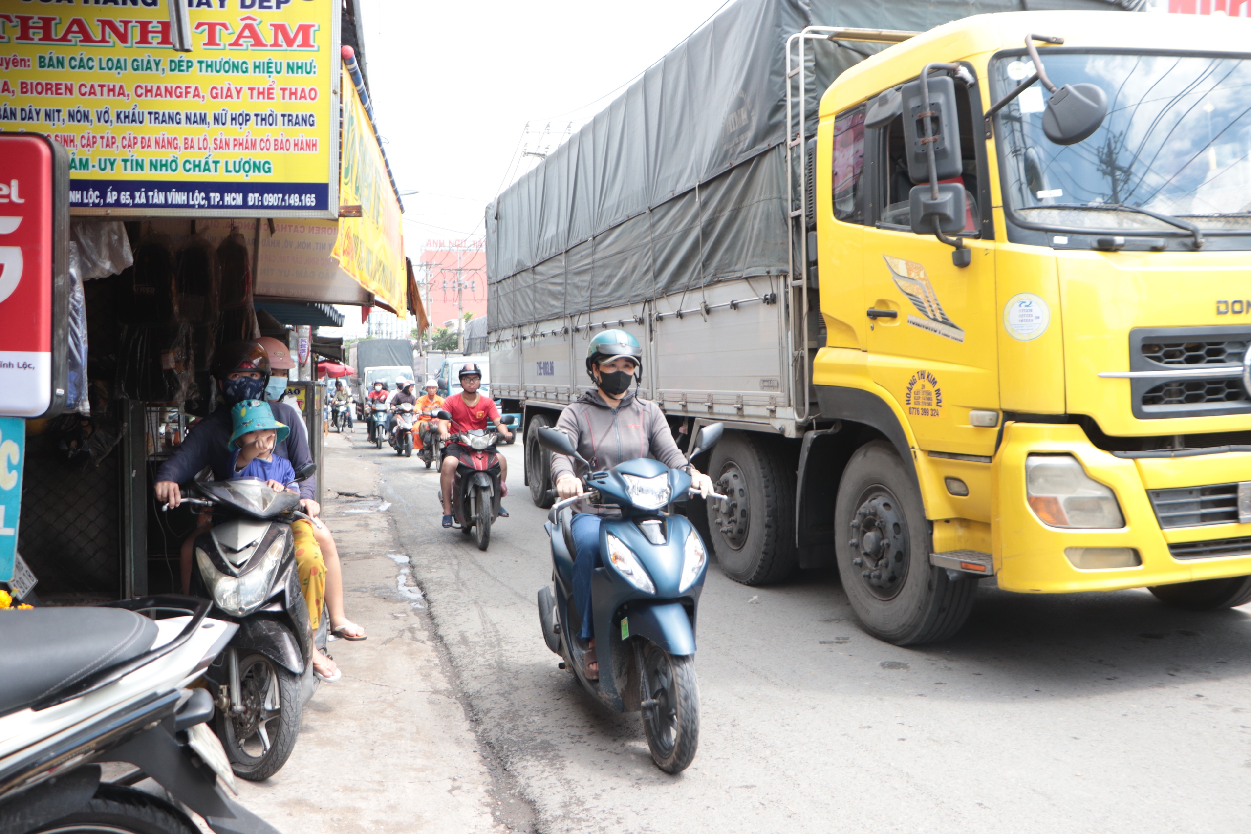 Đường Vĩnh Lộc sắp mở rộng 30m, người dân phấn khởi, hàng quán băn khoăn - Ảnh 1.