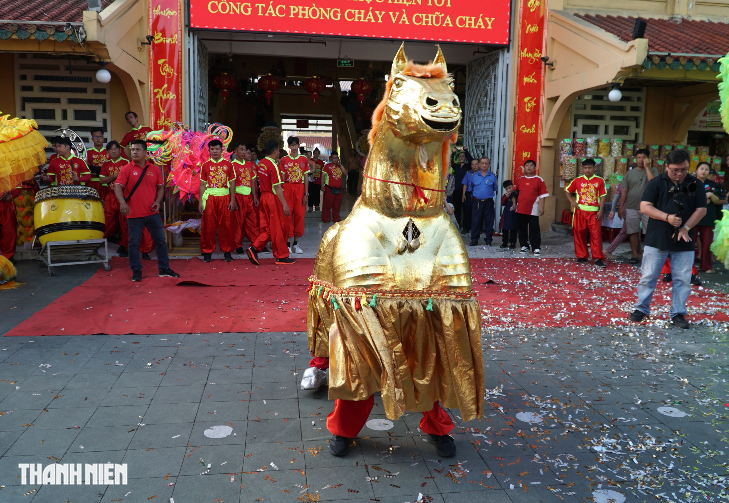 Lễ Kỳ Y&ecirc;n chợ B&igrave;nh T&acirc;y: M&agrave;n m&uacute;a ngựa lạ mắt thu h&uacute;t người xem - Ảnh 6.