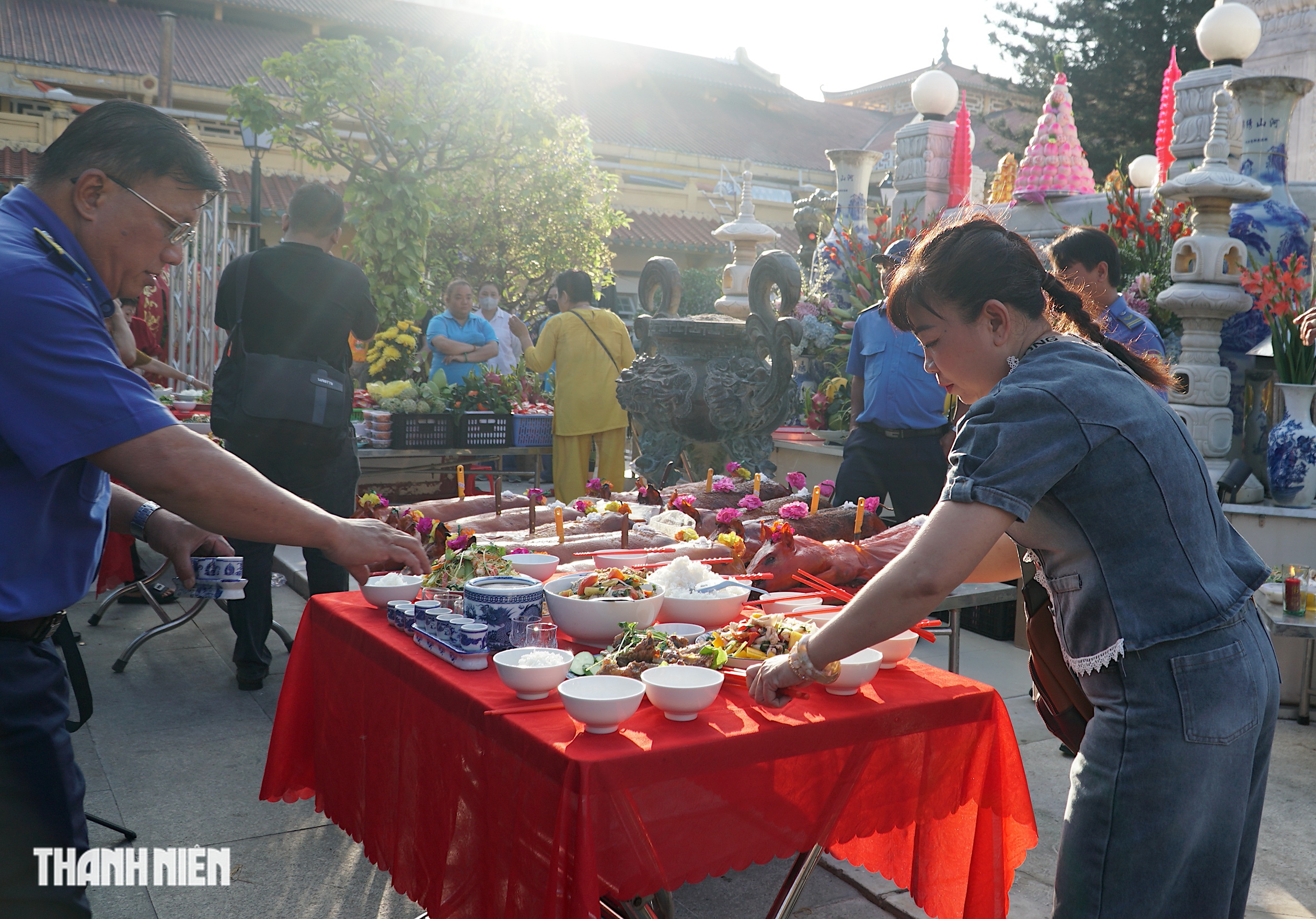 Lễ Kỳ Y&ecirc;n chợ B&igrave;nh T&acirc;y: M&agrave;n m&uacute;a ngựa lạ mắt thu h&uacute;t người xem - Ảnh 1.