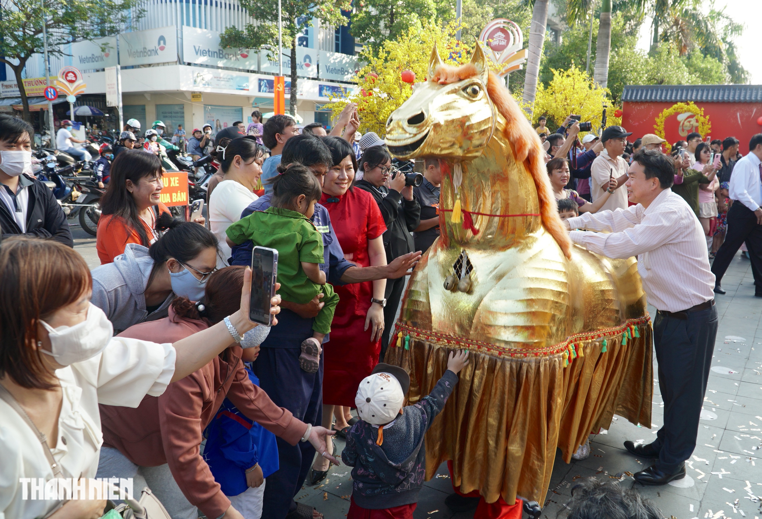 Lễ Kỳ Y&ecirc;n chợ B&igrave;nh T&acirc;y: M&agrave;n m&uacute;a ngựa lạ mắt thu h&uacute;t người xem - Ảnh 7.