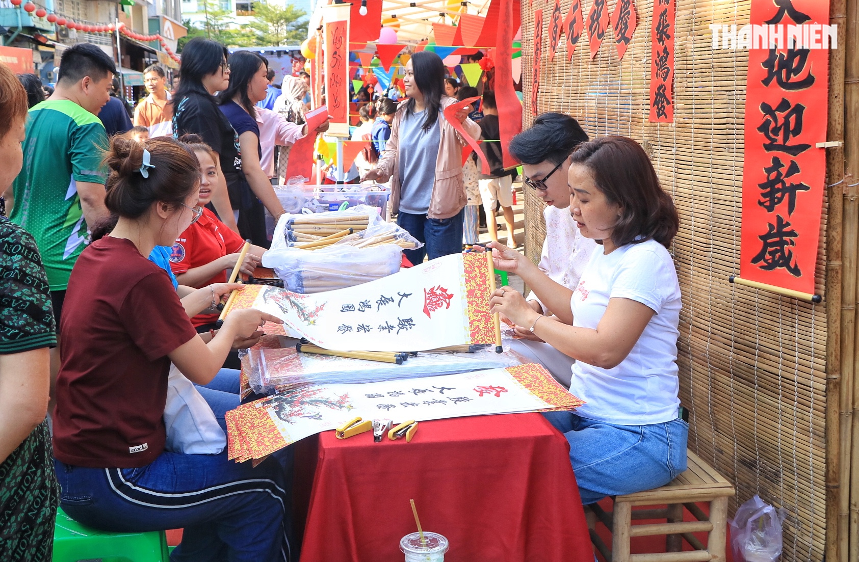 Tối nay 28.2, 'biển người' đổ về đường Hà Tôn Quyền TP.HCM chơi Lễ hội Nguyên tiêu - Ảnh 13.