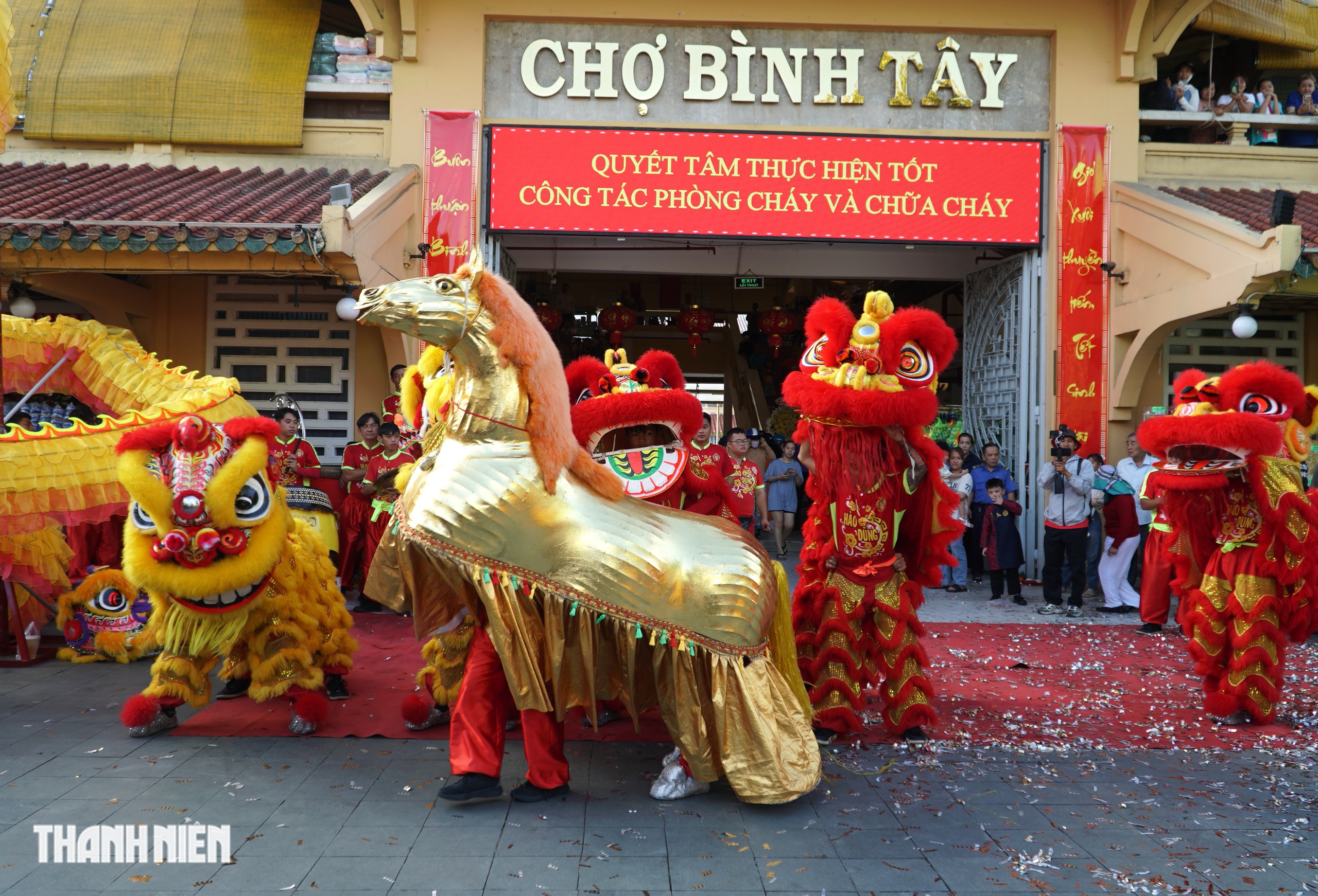 Lễ Kỳ Y&ecirc;n chợ B&igrave;nh T&acirc;y: M&agrave;n m&uacute;a ngựa lạ mắt thu h&uacute;t người xem - Ảnh 5.