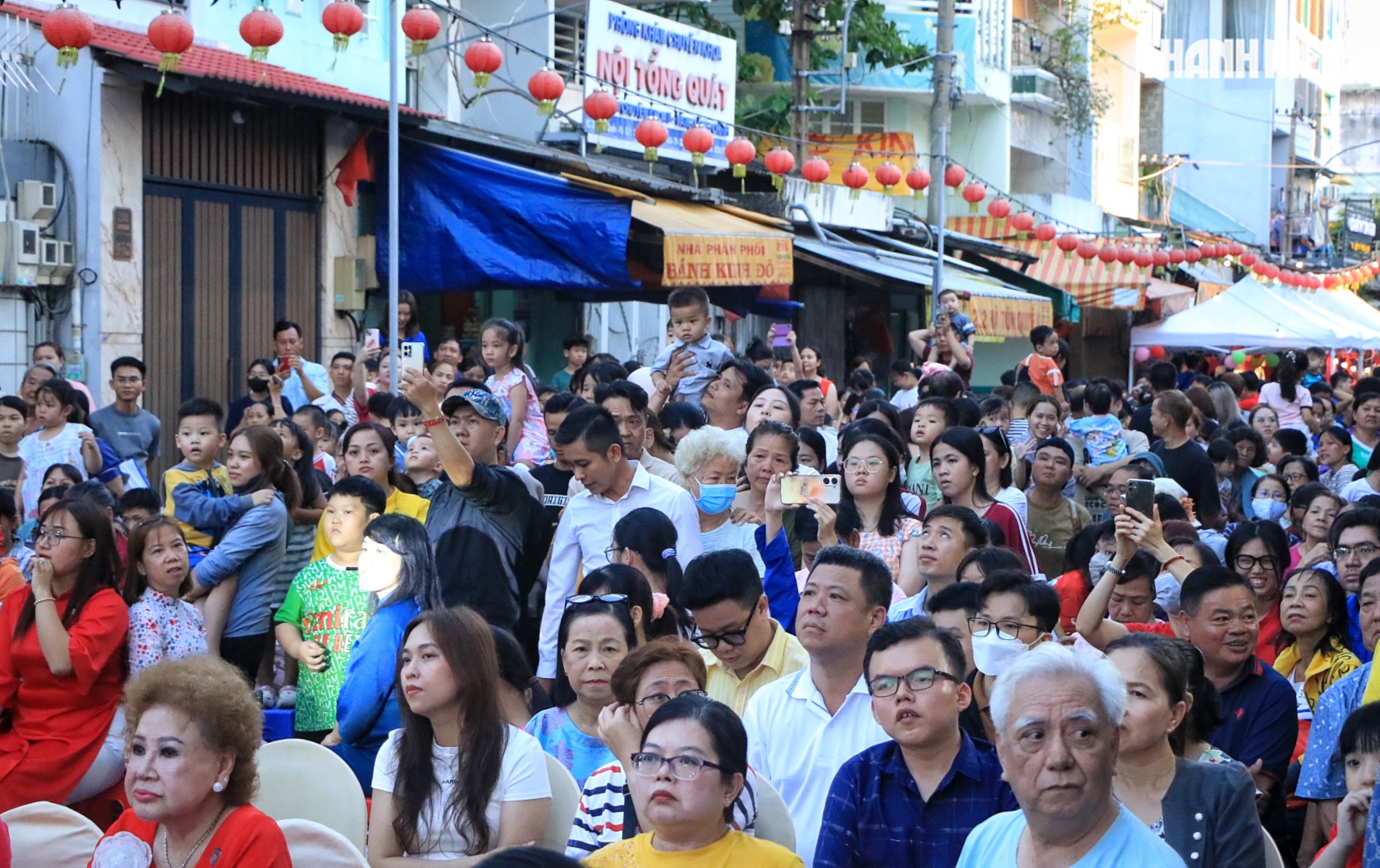 Tối nay 28.2, 'biển người' đổ về đường Hà Tôn Quyền TP.HCM chơi Lễ hội Nguyên tiêu - Ảnh 1.