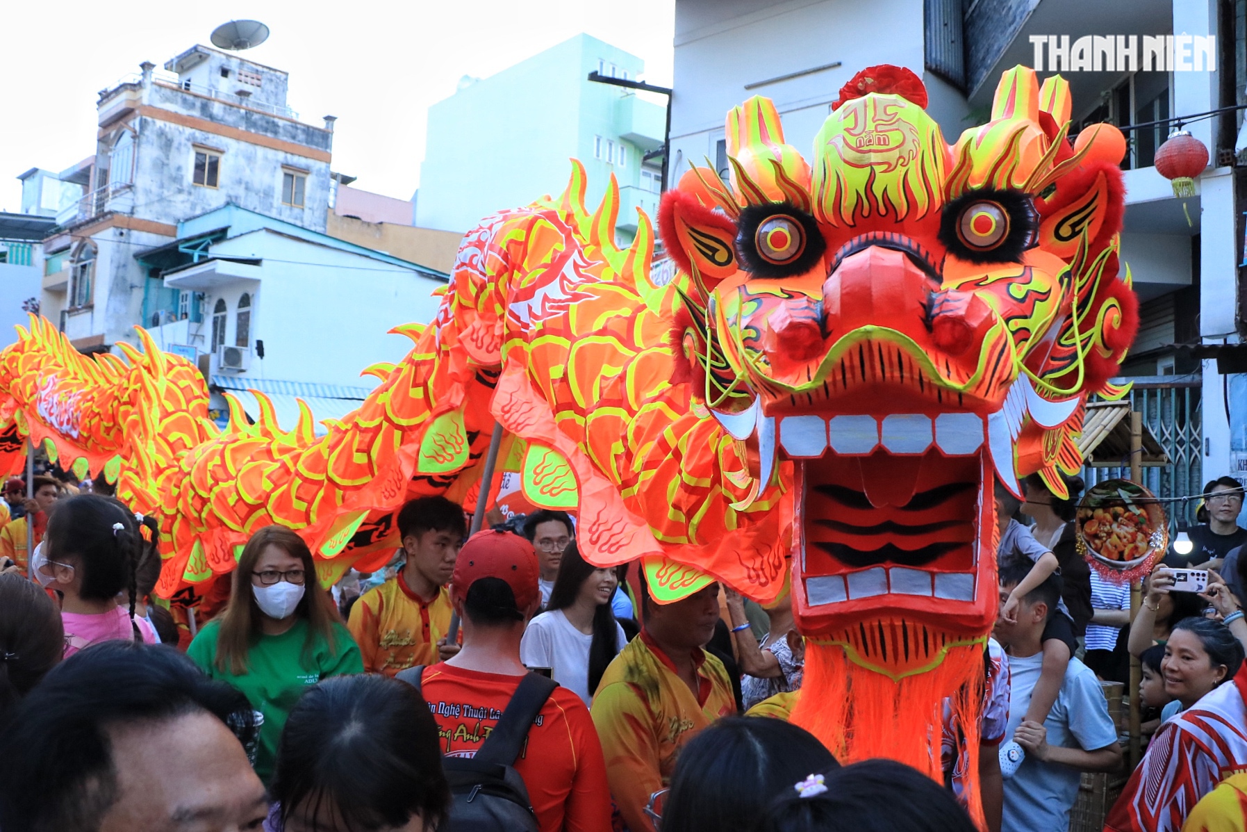 Tối nay 28.2, 'biển người' đổ về đường Hà Tôn Quyền TP.HCM chơi Lễ hội Nguyên tiêu - Ảnh 17.