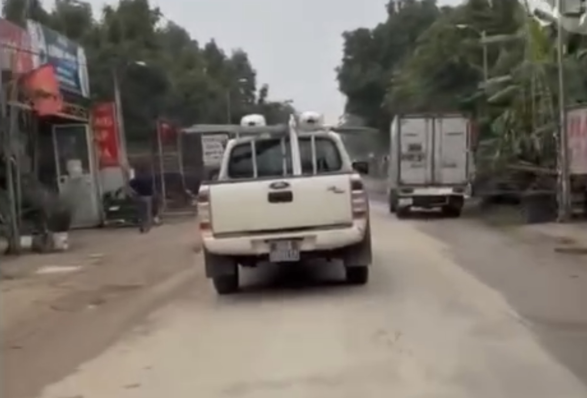 Bị người dân quay clip 'mách' CSGT, xe ô tô biển xanh 'lộ' hàng loạt lỗi- Ảnh 1.