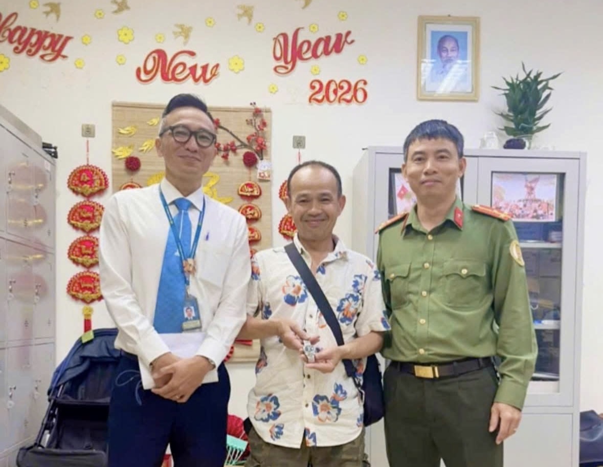 Mất đồng hồ Rolex trị giá 5.000 USD tại sân bay, hành khách vỡ òa khi nhận lại tài sản- Ảnh 1.