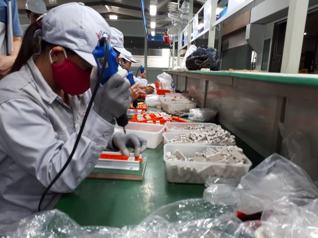 Thấy gì khi người dân, doanh nghiệp ùn ùn gửi tiền vào ngân hàng?- Ảnh 2.