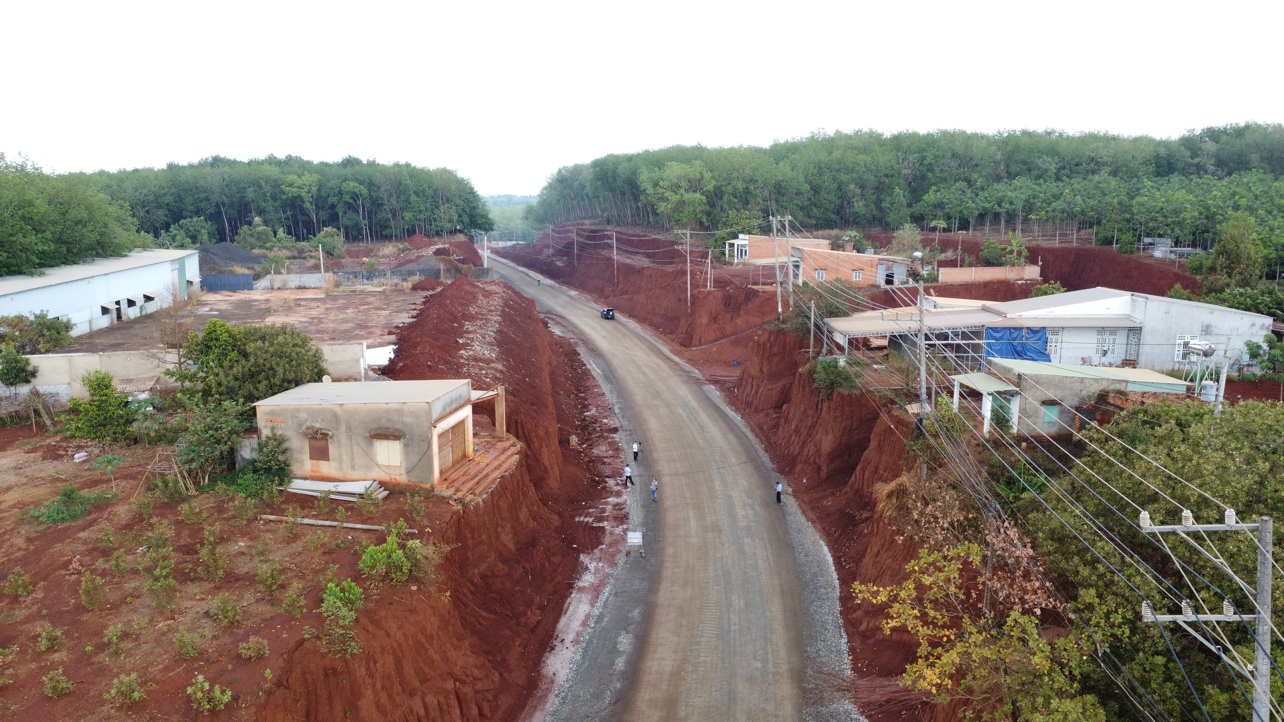 Hạ cốt nền đường ĐT.753, nhà dân 'treo' lơ lửng bên mép vực - Ảnh 1. Hạ cốt nền đường ĐT.753, nhà dân 'treo' lơ lửng bên mép vực - Ảnh 1.