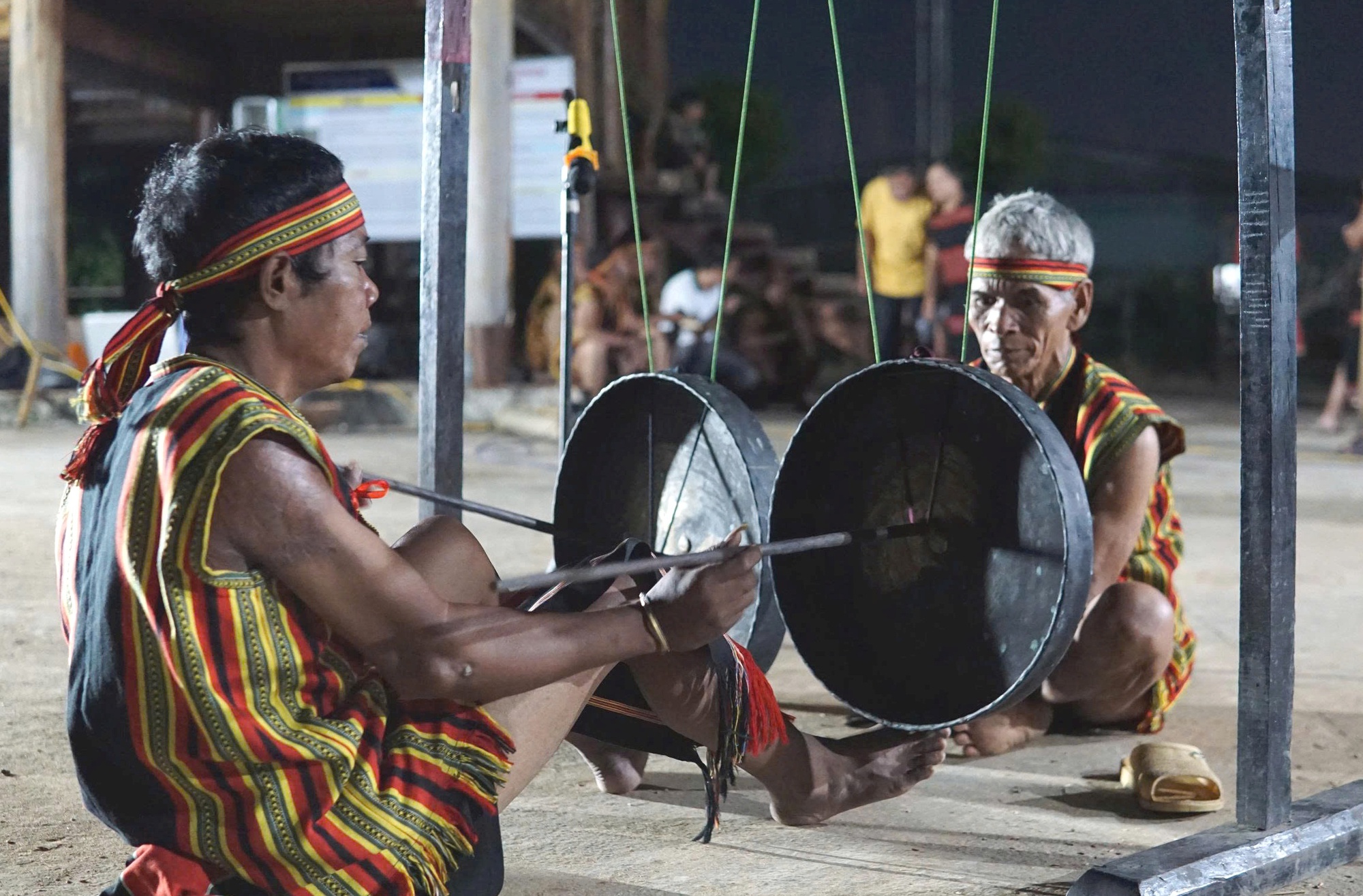 Vật thiêng của làng: Bộ chiêng được sùng kính 'như tổ tiên'- Ảnh 1. Vật thiêng của làng: Bộ chiêng được sùng kính 'như tổ tiên'- Ảnh 1.
