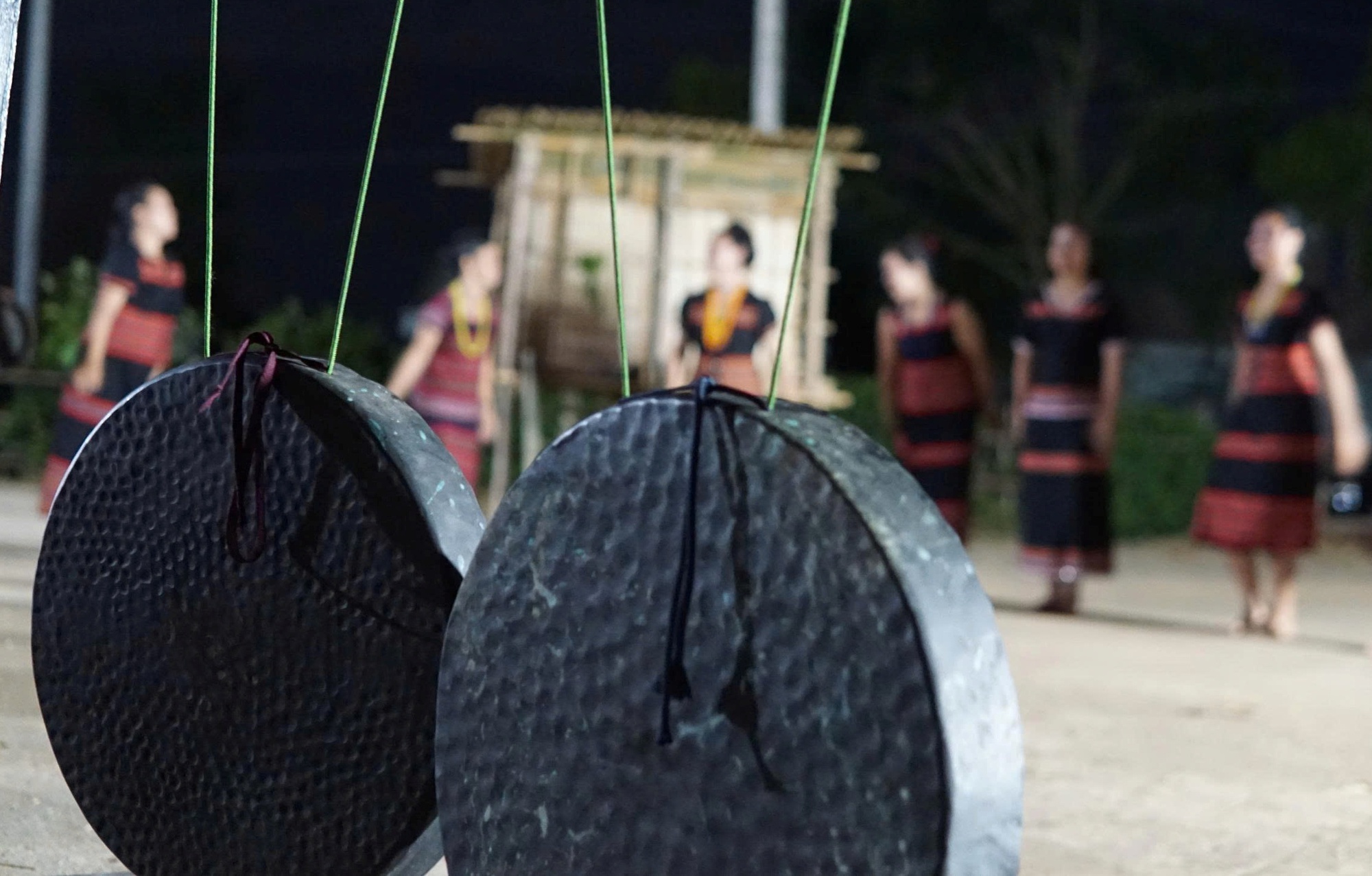 Vật thiêng của làng: Bộ chiêng được sùng kính 'như tổ tiên'- Ảnh 2. Vật thiêng của làng: Bộ chiêng được sùng kính 'như tổ tiên'- Ảnh 2.