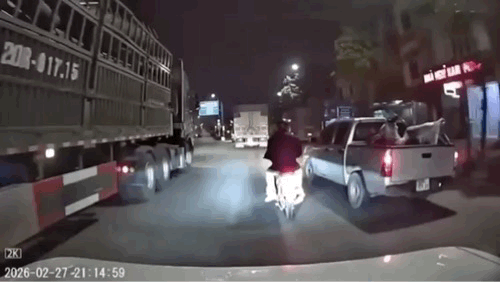 3 người đi xe m&aacute;y su&yacute;t bị xe tải c&aacute;n tr&uacute;ng v&igrave; bị tạt đầu - Ảnh 1.