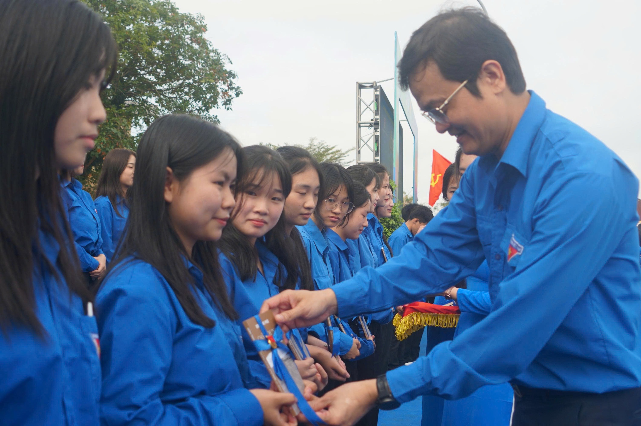 Ra qu&acirc;n Th&aacute;ng Thanh ni&ecirc;n, ph&aacute;t động Tết trồng c&acirc;y  nhớ ơn B&aacute;c Hồ - Ảnh 5.