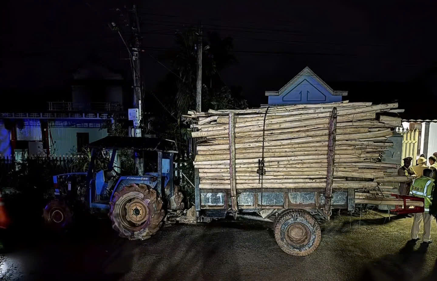 Tai nạn xe máy cày ở Huế khiến 2 chị em tử vong thương tâm - Ảnh 1.