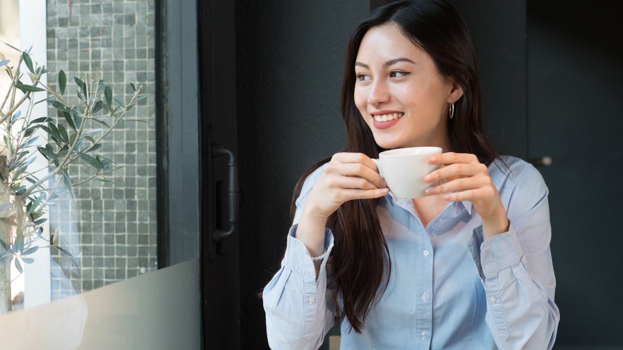 Cảnh b&aacute;o những t&aacute;c hại khi uống c&agrave; ph&ecirc; l&uacute;c đ&oacute;i - Ảnh 1.