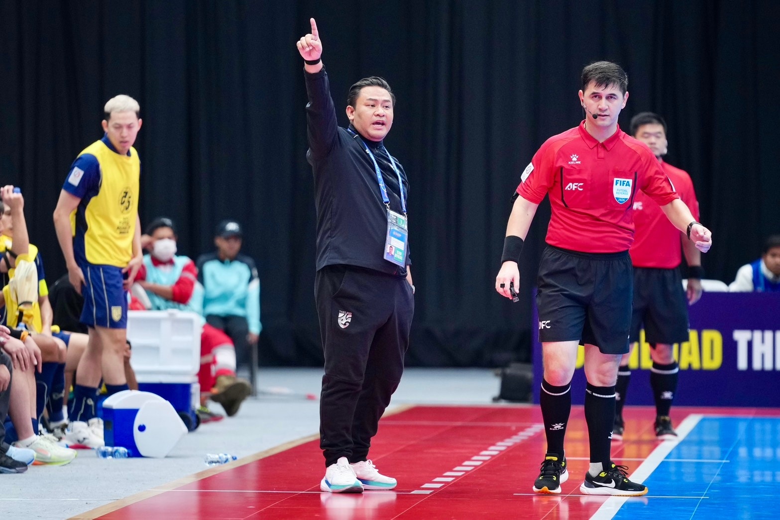 HLV Thái Lan xin lỗi, lý giải thất bại trước Iraq: Bất ngờ nhắc đến đội tuyển Việt Nam- Ảnh 1.