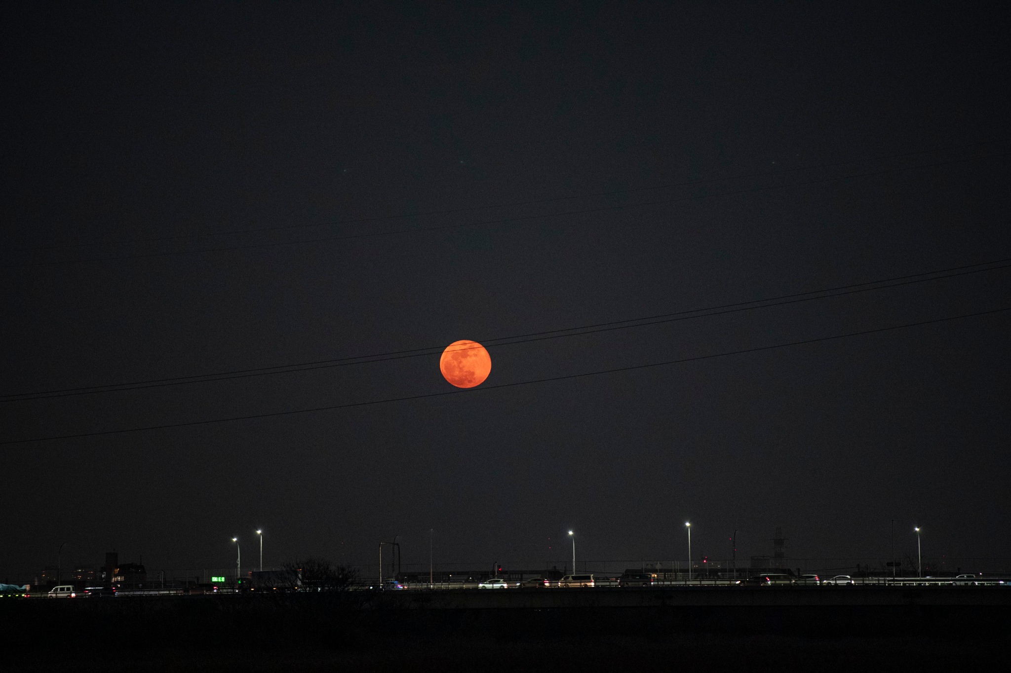 Nhiều người 'thấy lạ' khi trăng rằm th&aacute;ng chạp đỏ như m&aacute;u, v&igrave; sao vậy?- Ảnh 1.