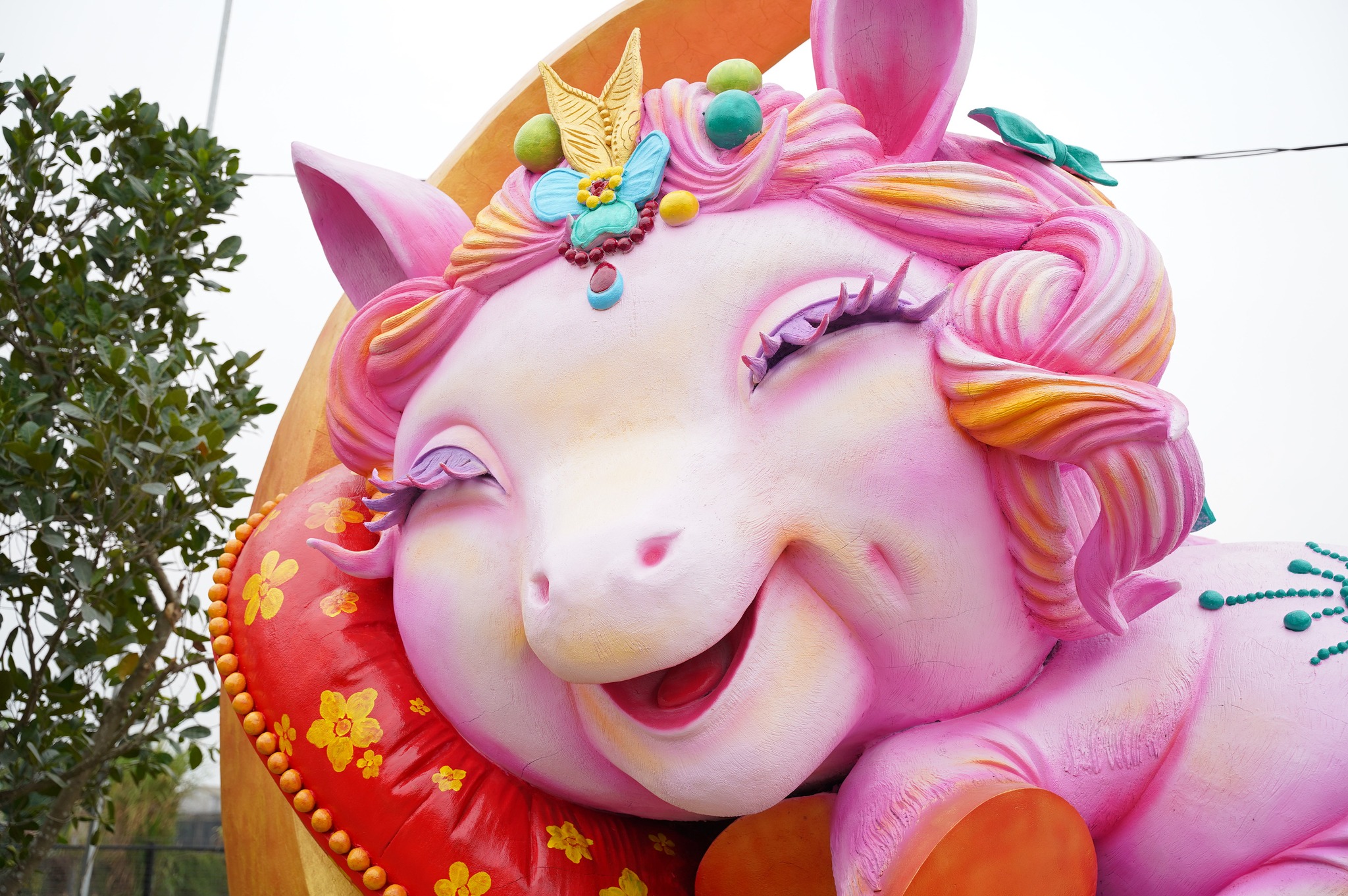 Linh vật ngựa 10 tấn màu hồng 'lên sóng' Tết Bính Ngọ, nhận mưa lời khen - Ảnh 2.