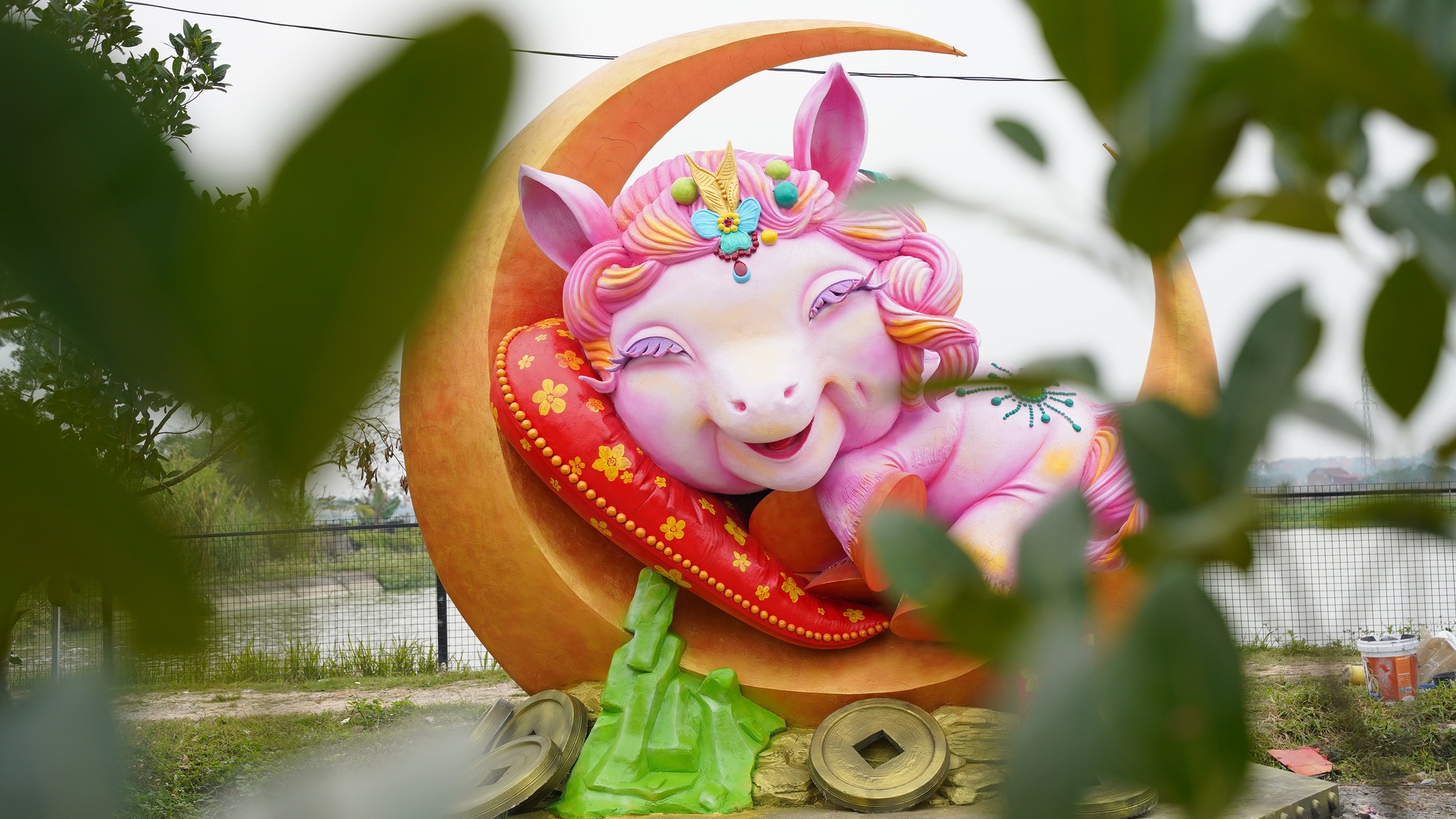 Linh vật ngựa 10 tấn màu hồng 'lên sóng' Tết Bính Ngọ, nhận mưa lời khen - Ảnh 3.