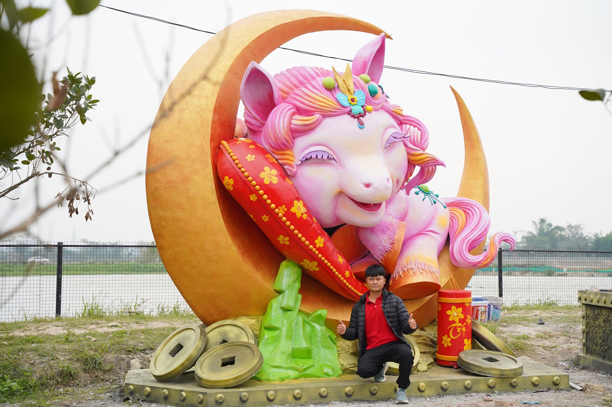 Linh vật ngựa 10 tấn màu hồng 'lên sóng' Tết Bính Ngọ, nhận mưa lời khen - Ảnh 1.