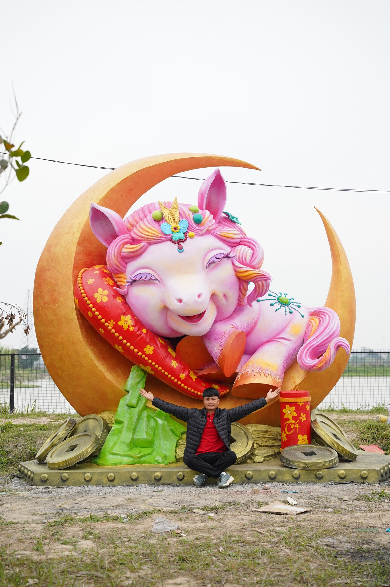 Linh vật ngựa 10 tấn màu hồng 'lên sóng' Tết Bính Ngọ, nhận mưa lời khen - Ảnh 5.