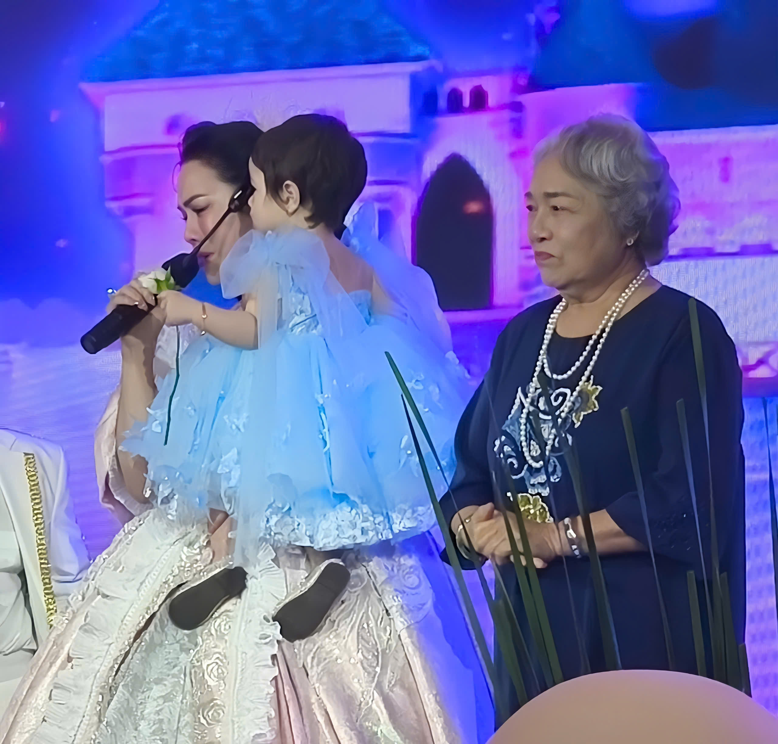 Nhật Kim Anh bật khóc trong tiệc thôi nôi con gái, thừa nhận con không có ba - Ảnh 1.