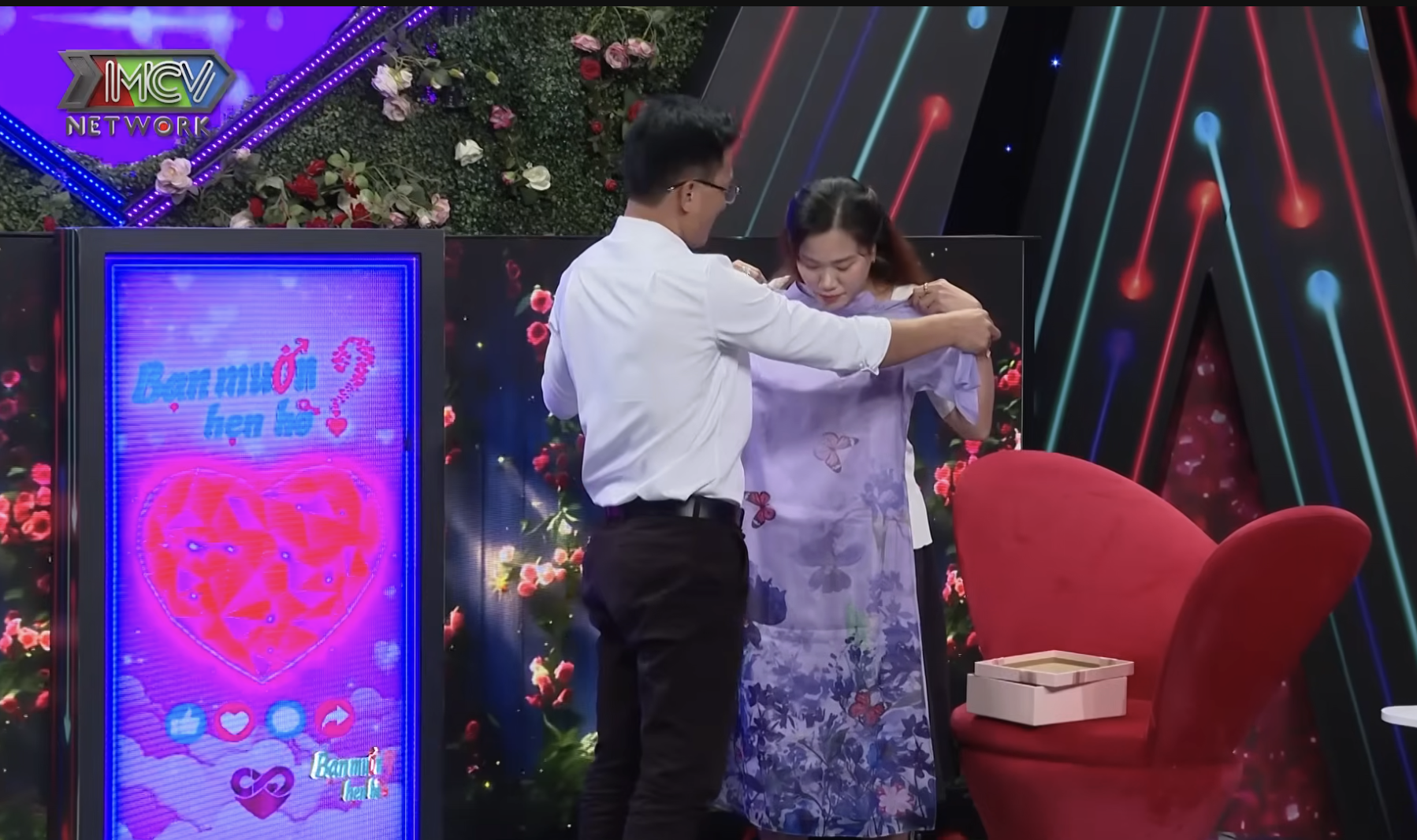 Bố đơn thân mang áo dài đi hẹn hò, chinh phục được nữ nhân viên văn phòng - Ảnh 1.