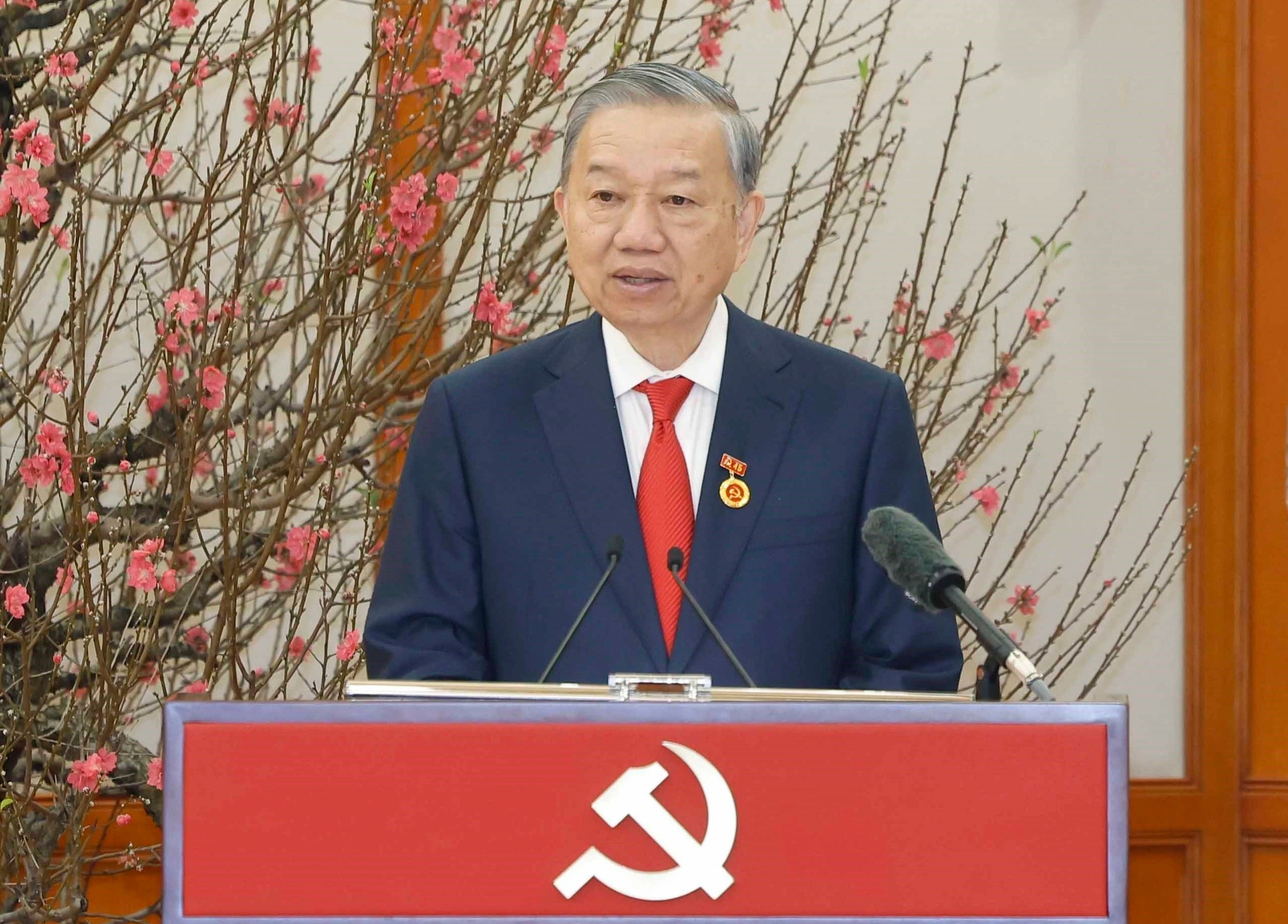 Tổng Bí thư Tô Lâm nhận huy hiệu 45 năm tuổi Đảng - Ảnh 4.