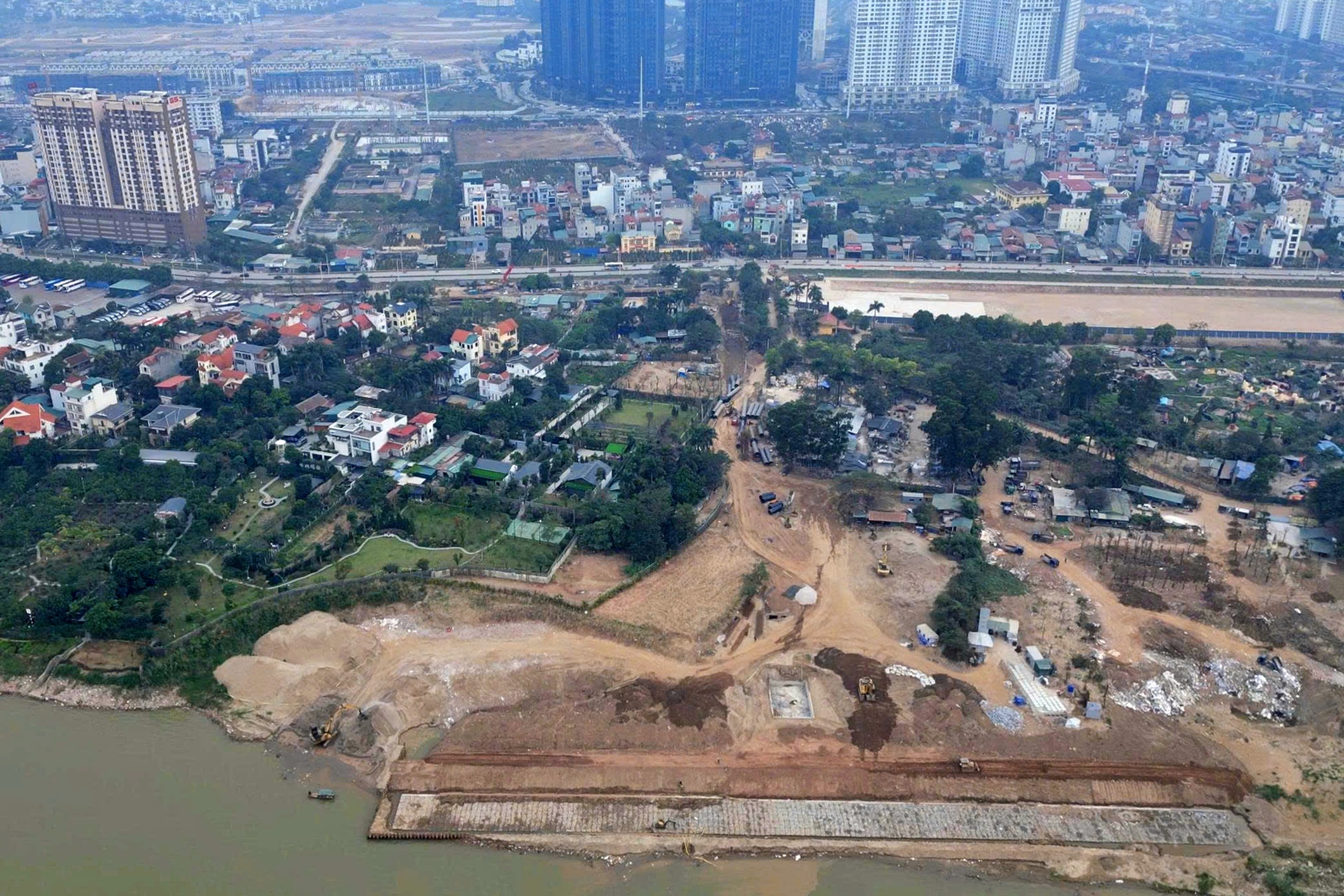 Cận cảnh dự án thoát nước 'khu biệt thự triệu đô' cắt qua đê sông Hồng - Ảnh 3.