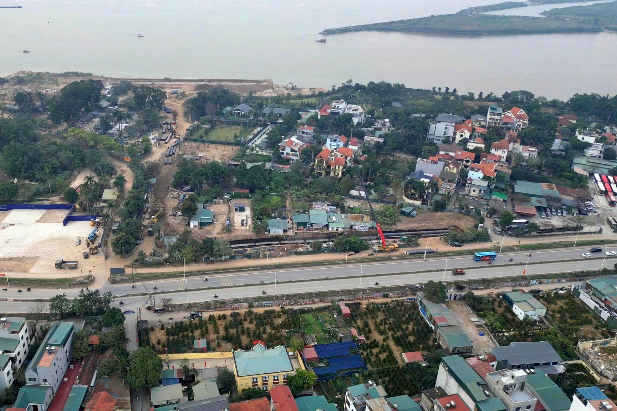 Cận cảnh dự án thoát nước 'khu biệt thự triệu đô' cắt qua đê sông Hồng - Ảnh 1.