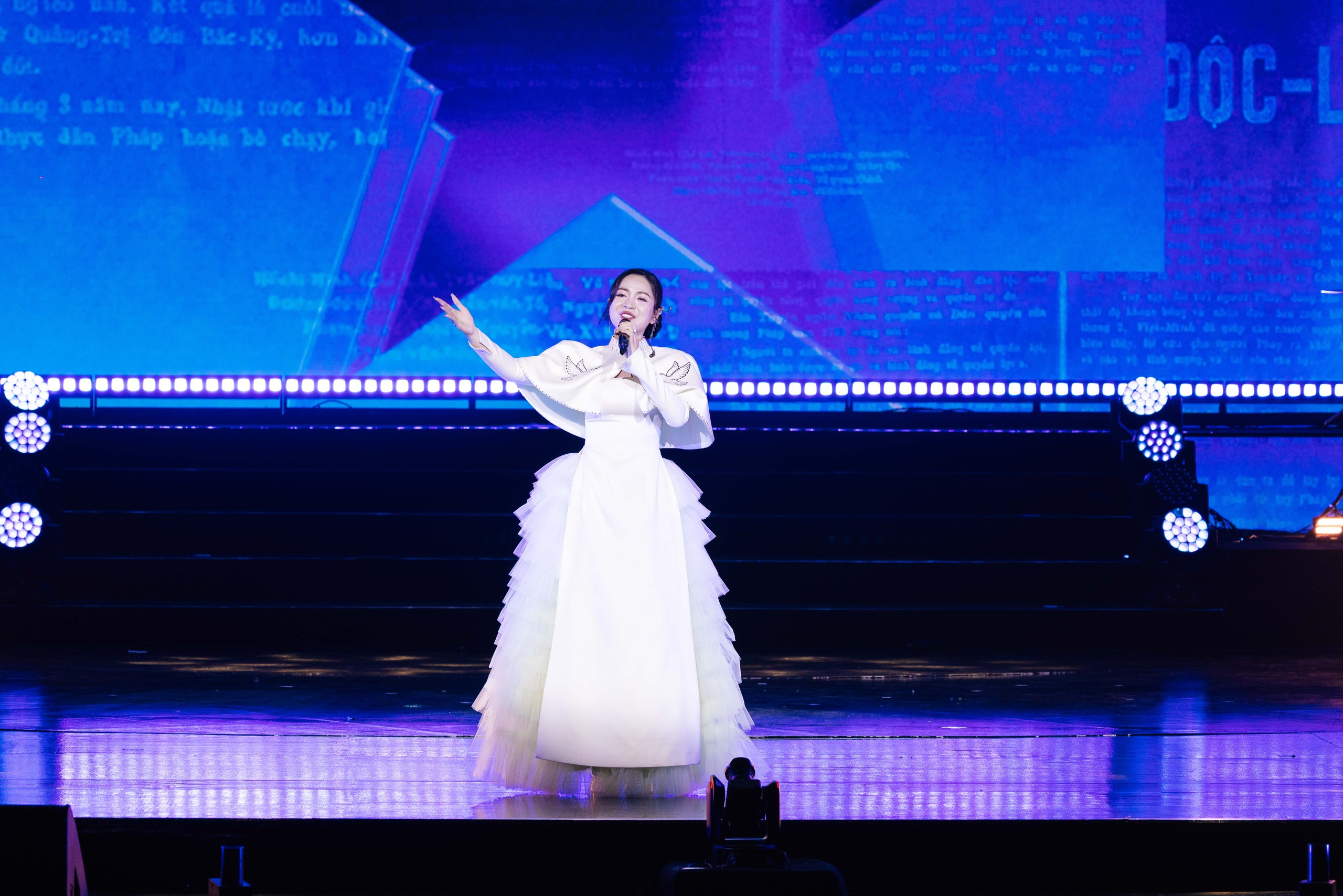 Duyên Quỳnh xin lỗi sau vụ lộ hát nhép 'Viết tiếp câu chuyện hòa bình'- Ảnh 2. Duyên Quỳnh xin lỗi sau vụ lộ hát nhép 'Viết tiếp câu chuyện hòa bình'- Ảnh 2.