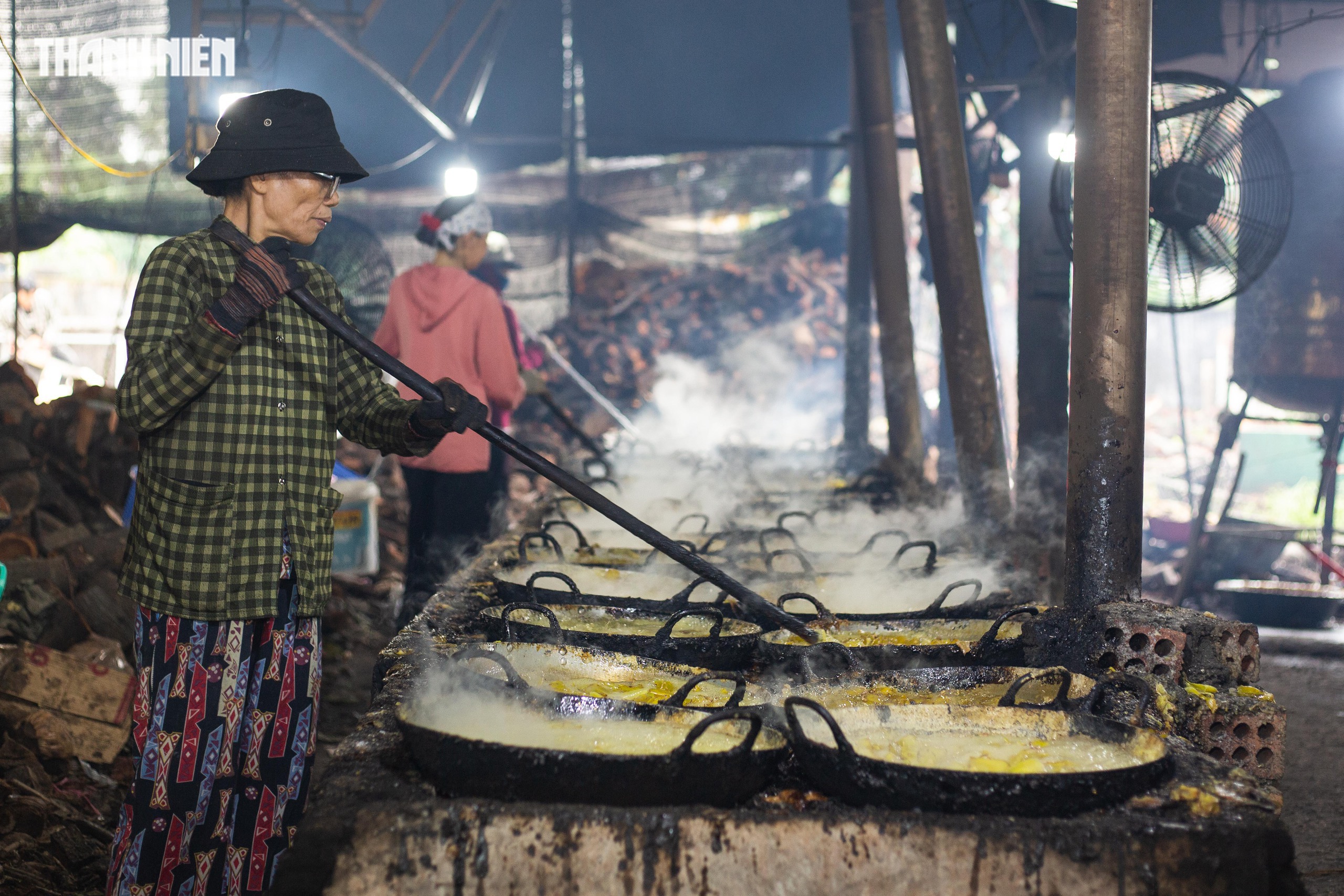 Bếp lửa đỏ rực suốt ng&agrave;y đ&ecirc;m ở l&agrave;ng mứt gừng, b&aacute;o hiệu tết rất gần- Ảnh 1.