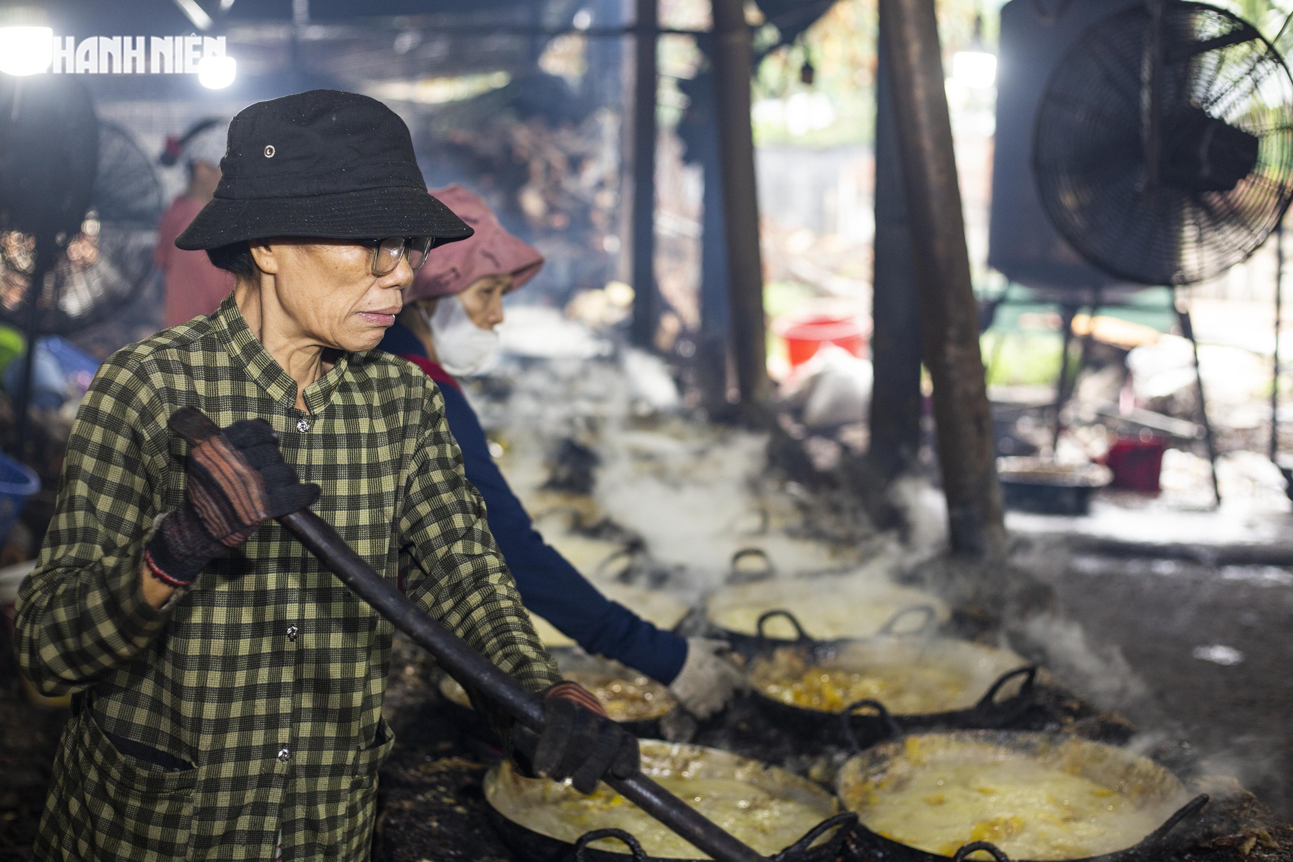 Bếp lửa đỏ rực suốt ng&agrave;y đ&ecirc;m ở l&agrave;ng mứt gừng, b&aacute;o hiệu tết rất gần- Ảnh 4.