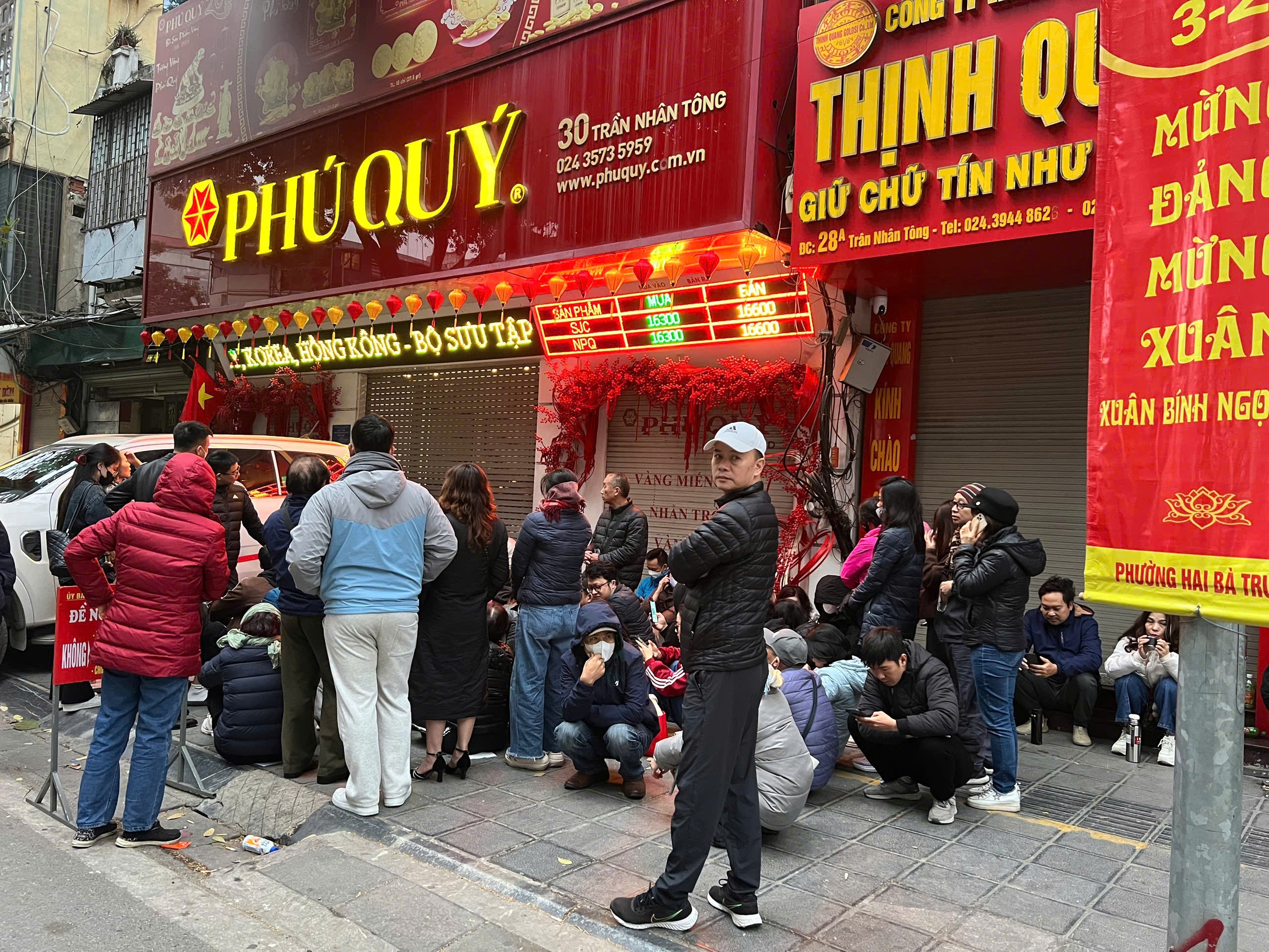 Khách xếp hàng mua khi giá vàng, bạc đảo chiều tăng mạnh - Ảnh 2.